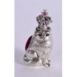 A PIN CUSHION IN THE FORM OF A REGAL CAT. 3.9cm x 2cm x 1.4cm, weight 15.1g