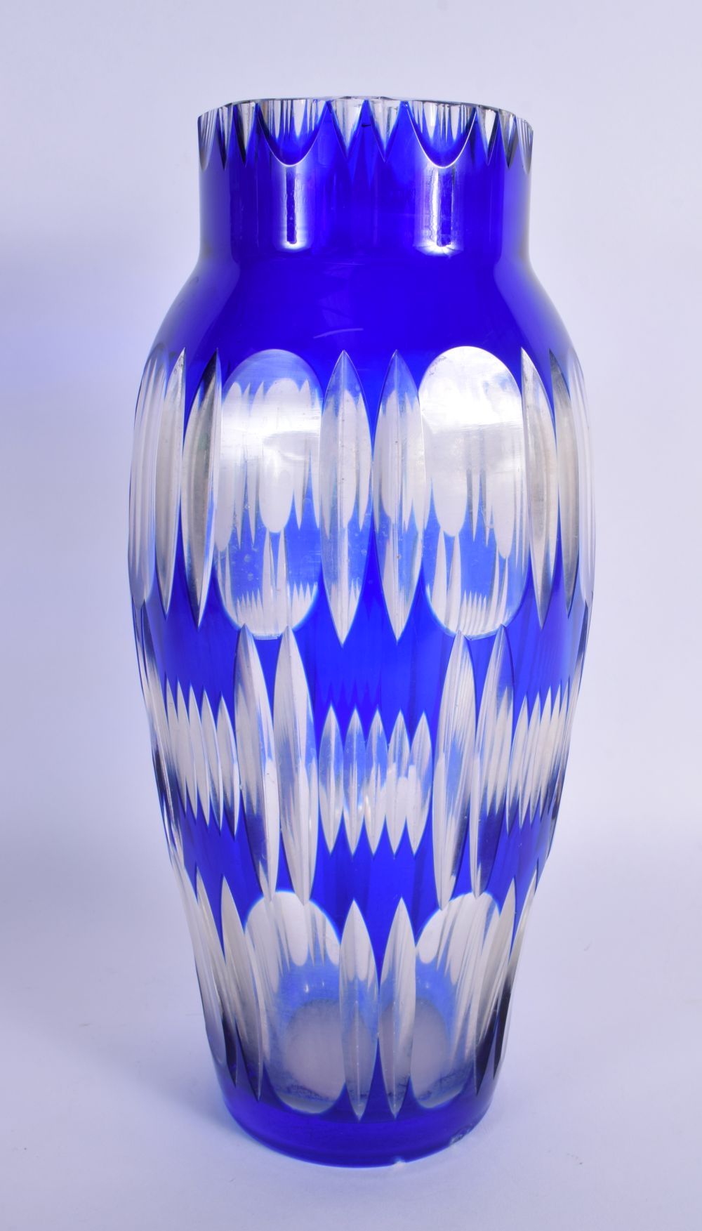 FOUR BOHEMIAN BLUE FLASH GLASS ITEMS including a thistle cut bowl. Largest 30 cm high. (4) - Bild 10 aus 11