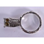 A SILVER MAGNIFYING GLASS PENDANT WITH AN OWL HANDLE. Stamped 925, 5.4cm x 3.2cm