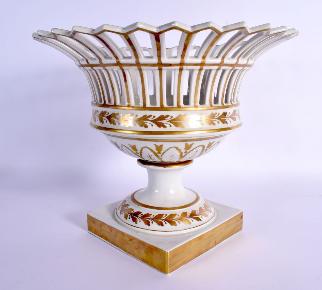 A LATE 19TH FRENCH GILT AND WHITE PORCELAIN PEDESTAL COMPORT painted with gilt sprays. 26 cm x 26 cm - Bild 2 aus 4