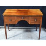 A Regency mahogany side table 76 x 102 x 53.5 cm.