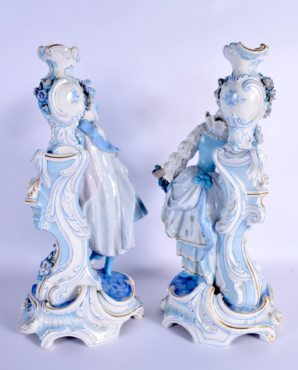 A GOOD LARGE PAIR OF 19TH CENTURY GERMAN BLUE AND WHITE PORCELAIN FIGURES modelled as a female and f - Bild 9 aus 11