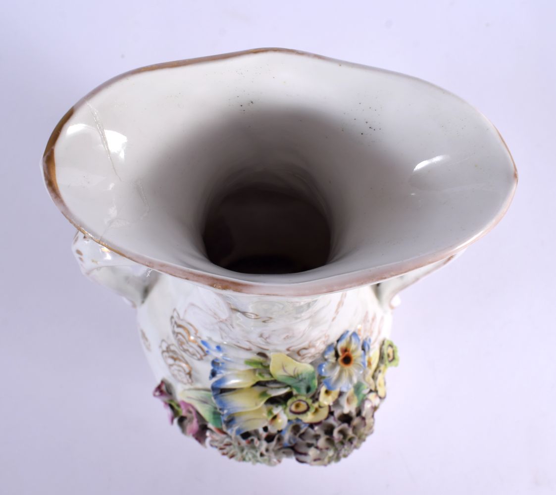 A CONTINENTAL RETICULATED PORCELAIN BASKET together with a twin handled encrusted porcelain vase. La - Bild 5 aus 6