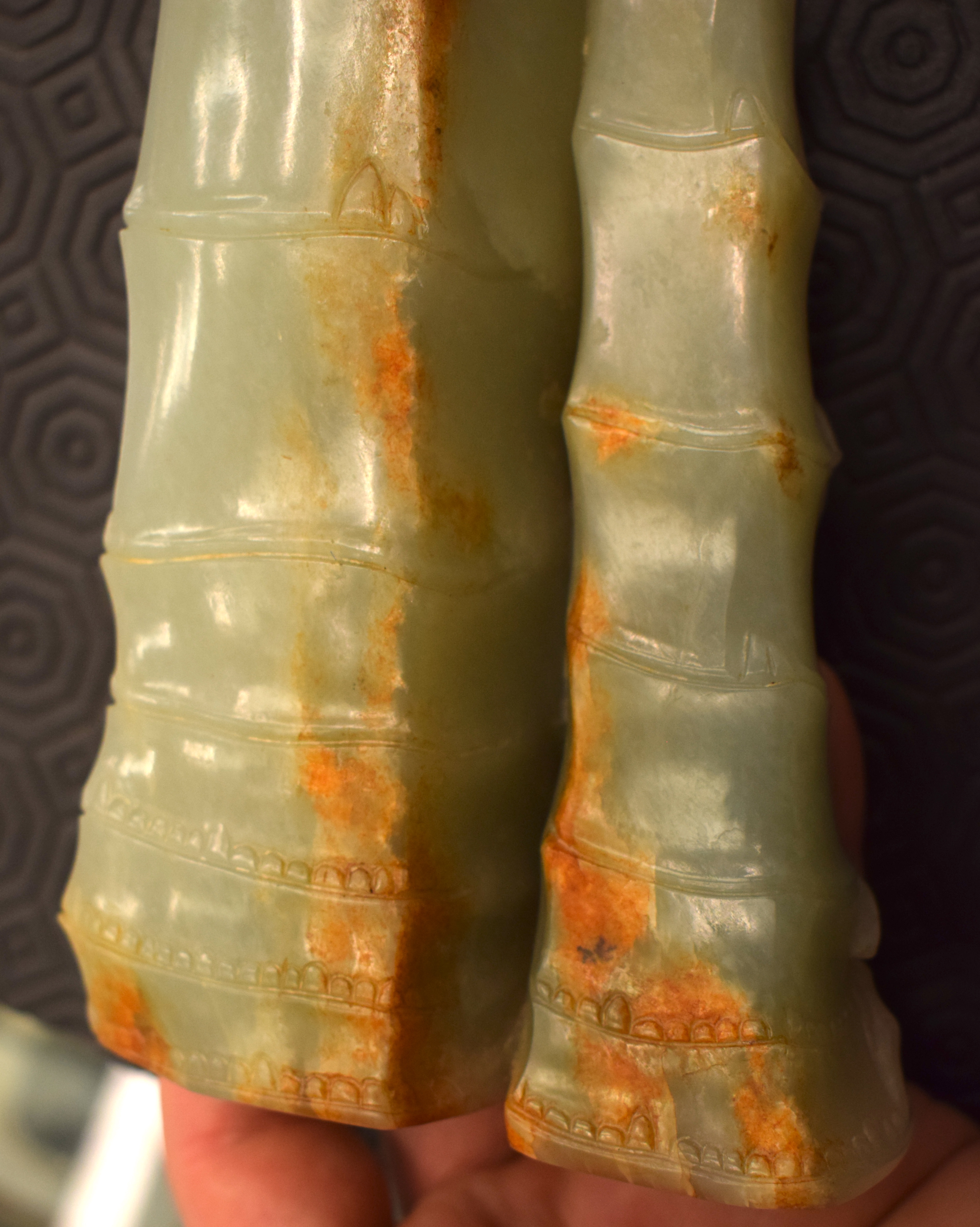 A FINE 19TH CENTURY CHINESE CARVED GREEN JADE VASE Qing, overlaid with phoenix birds and lingzhi fun - Bild 11 aus 16