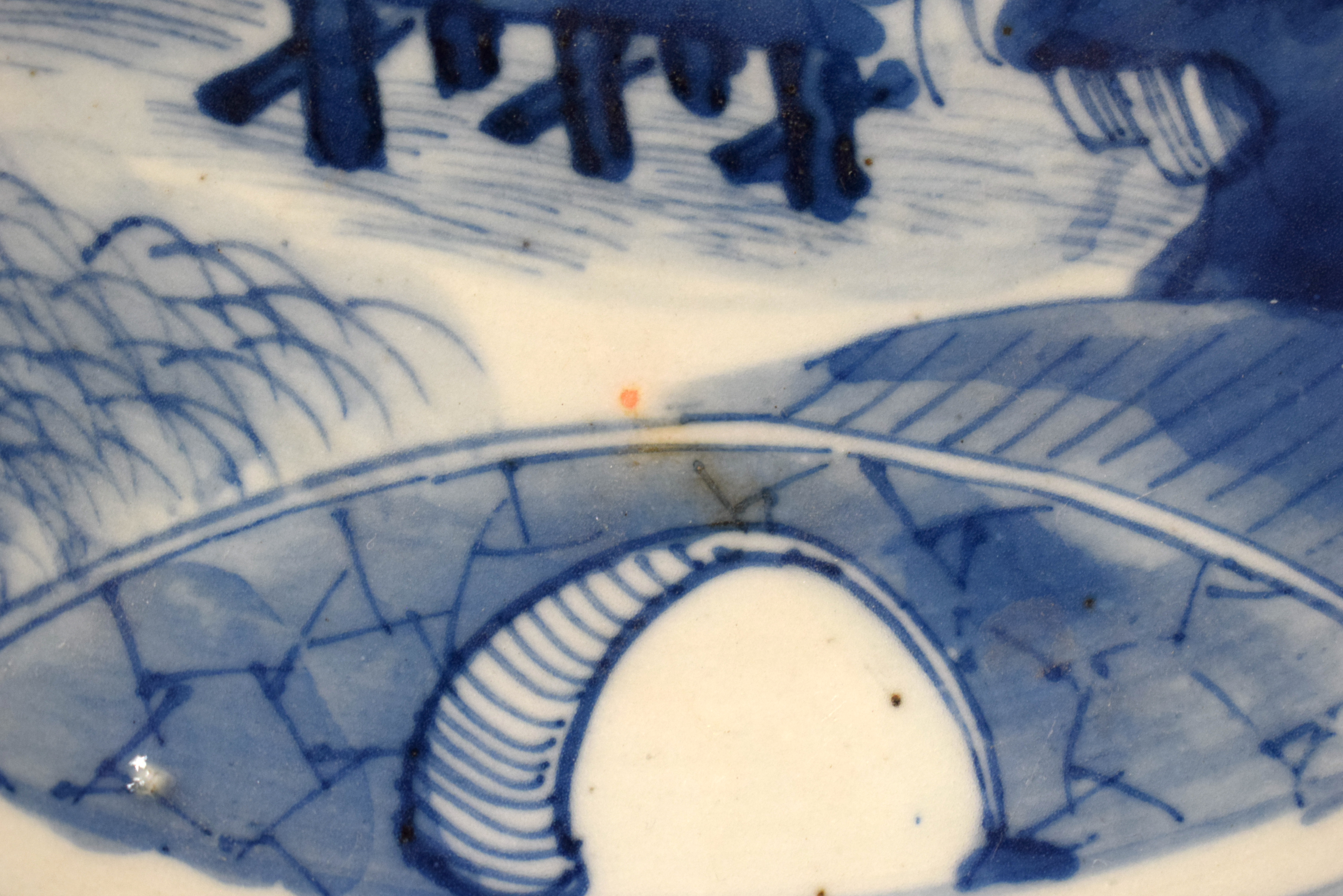 A LARGE 19TH CENTURY CHINESE BLUE AND WHITE PORCELAIN DISH Qing, painted with landscapes. 28.5 cm di - Bild 4 aus 20