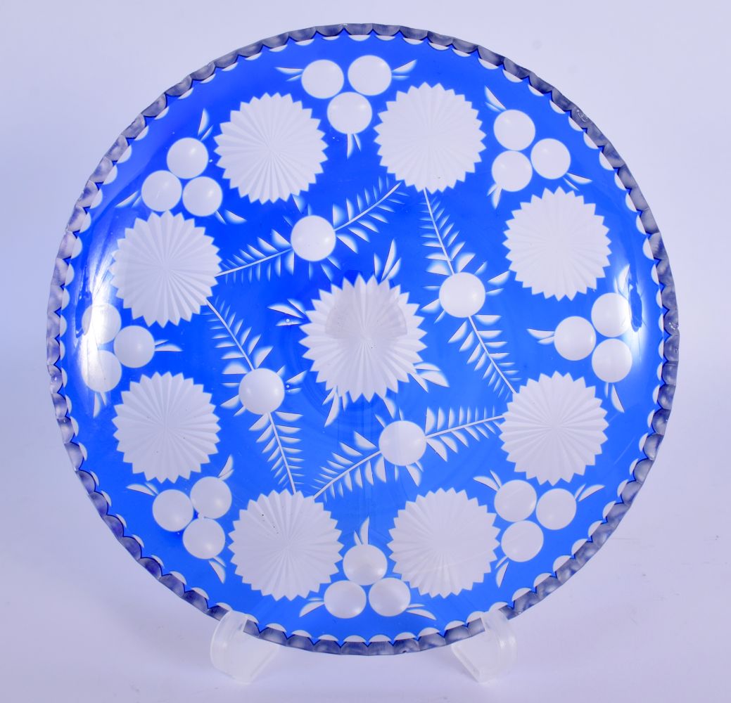 FOUR BOHEMIAN BLUE FLASH GLASS ITEMS including a thistle cut bowl. Largest 30 cm high. (4) - Bild 4 aus 11