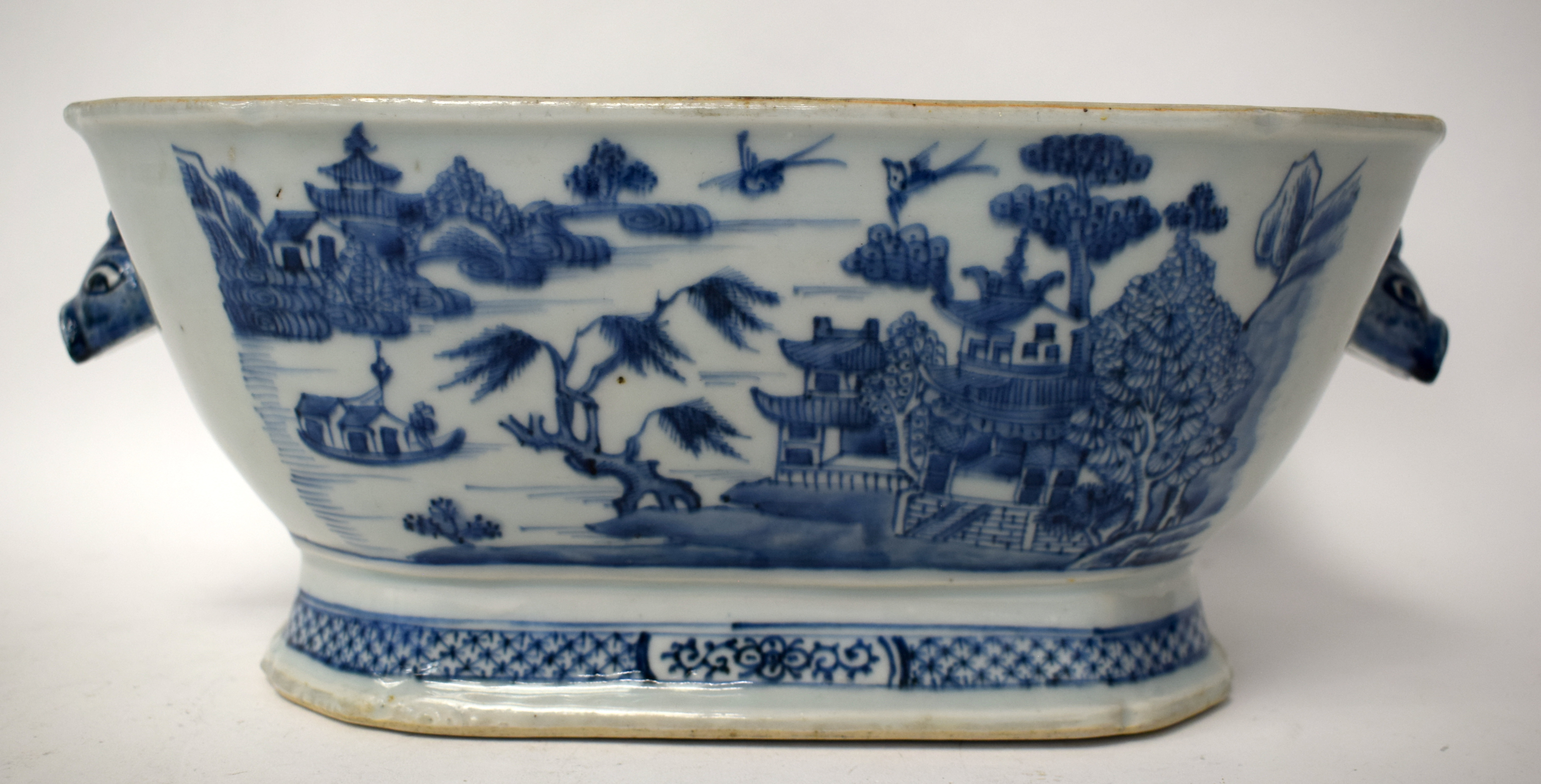 A GOOD LARGE 18TH CENTURY CHINESE BLUE AND WHITE EXPORT TUREEN AND COVER with matching stand. 38 cm - Bild 23 aus 40