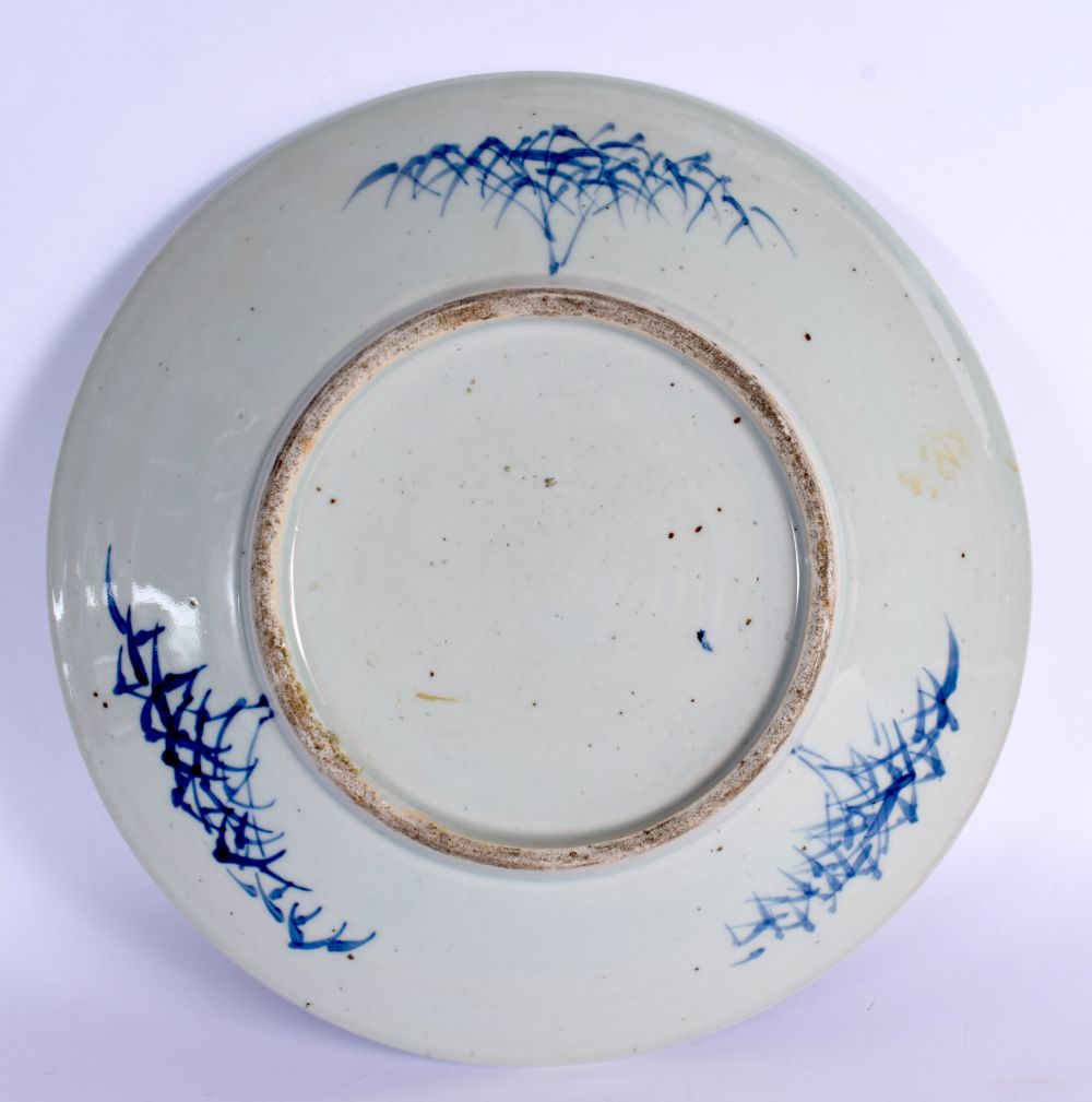 A LARGE 19TH CENTURY CHINESE BLUE AND WHITE PORCELAIN DISH Qing, painted with landscapes. 28.5 cm di - Bild 2 aus 20