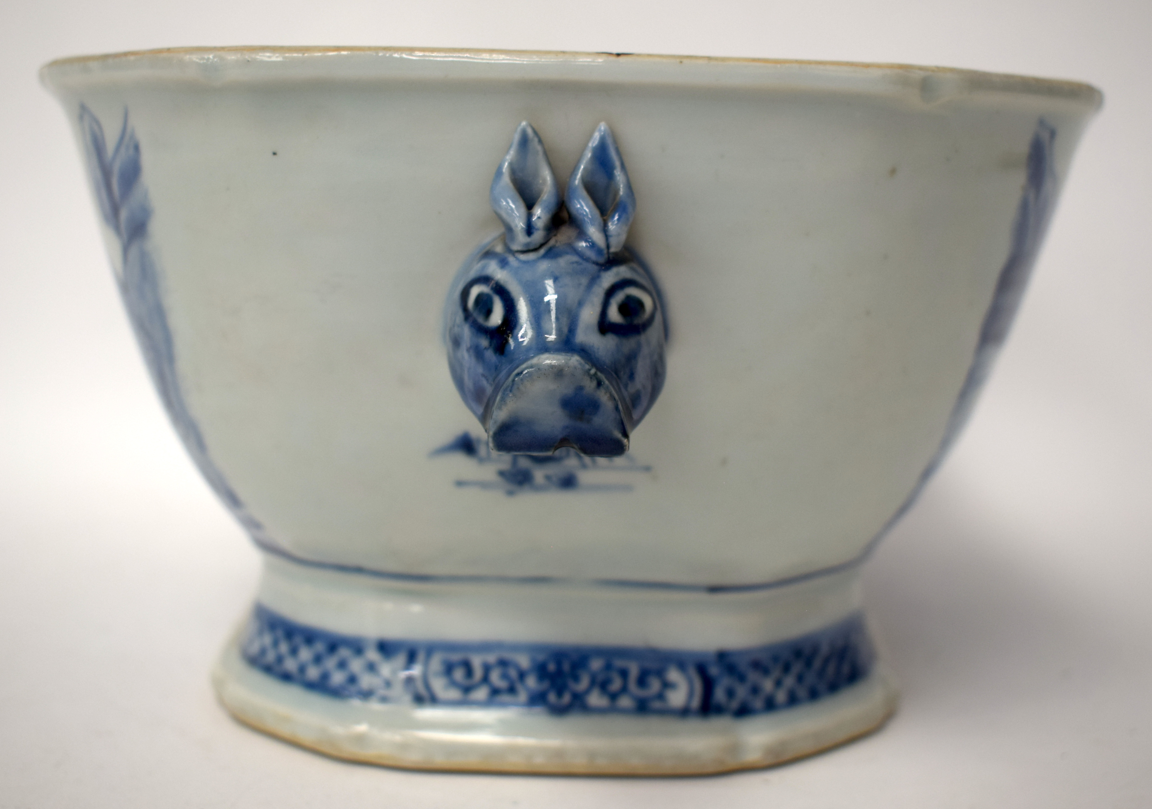 A GOOD LARGE 18TH CENTURY CHINESE BLUE AND WHITE EXPORT TUREEN AND COVER with matching stand. 38 cm - Bild 21 aus 40