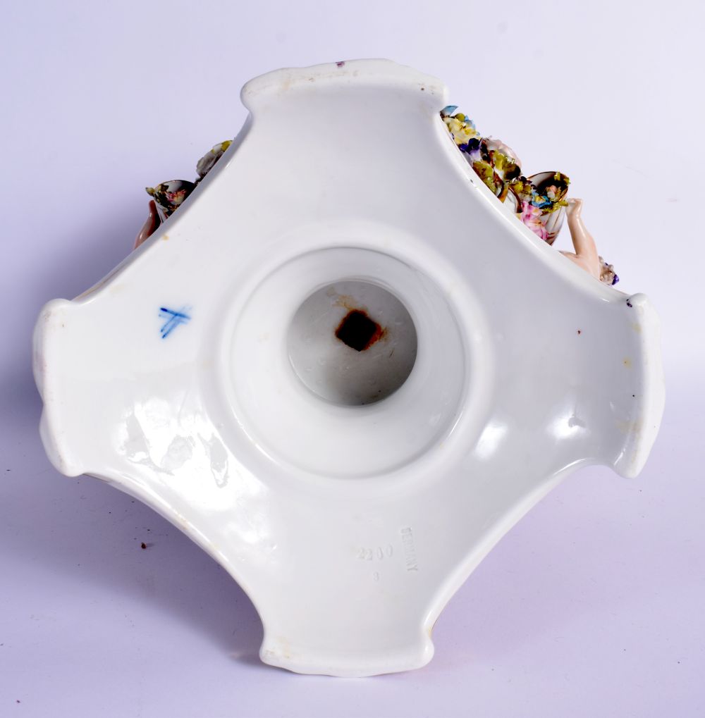 A LARGE EARLY 20TH CENTURY GERMAN PORCELAIN VASE AND COVER with figural cherub supports. 42 cm x 24 - Bild 9 aus 9