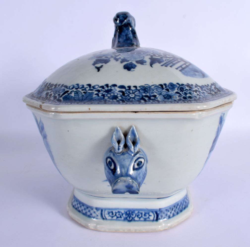 A GOOD LARGE 18TH CENTURY CHINESE BLUE AND WHITE EXPORT TUREEN AND COVER with matching stand. 38 cm - Bild 3 aus 40
