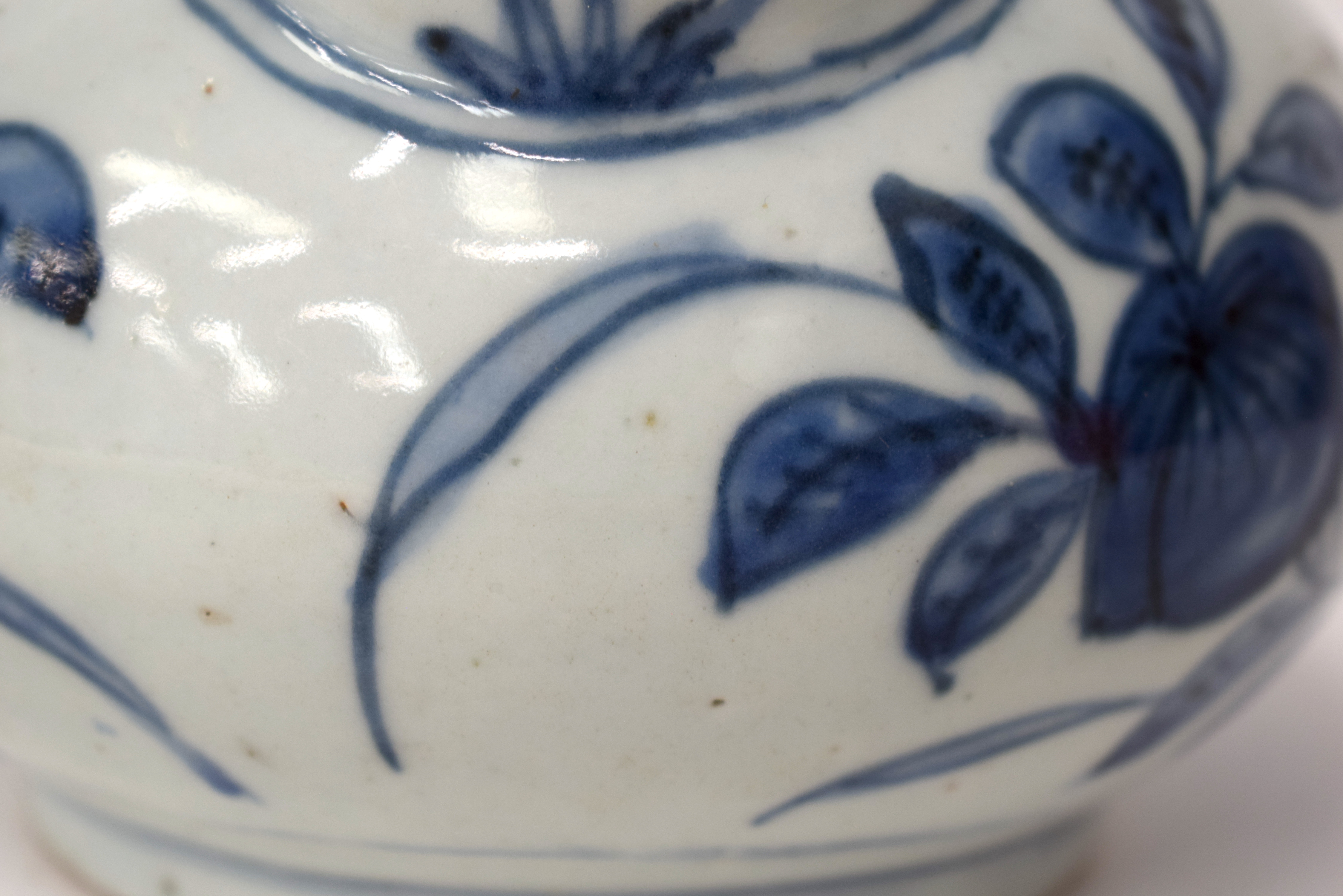 A 17TH CENTURY CHINESE BLUE AND WHITE PORCELAIN KENDI Ming, painted with birds amongst foliage and v - Bild 13 aus 17