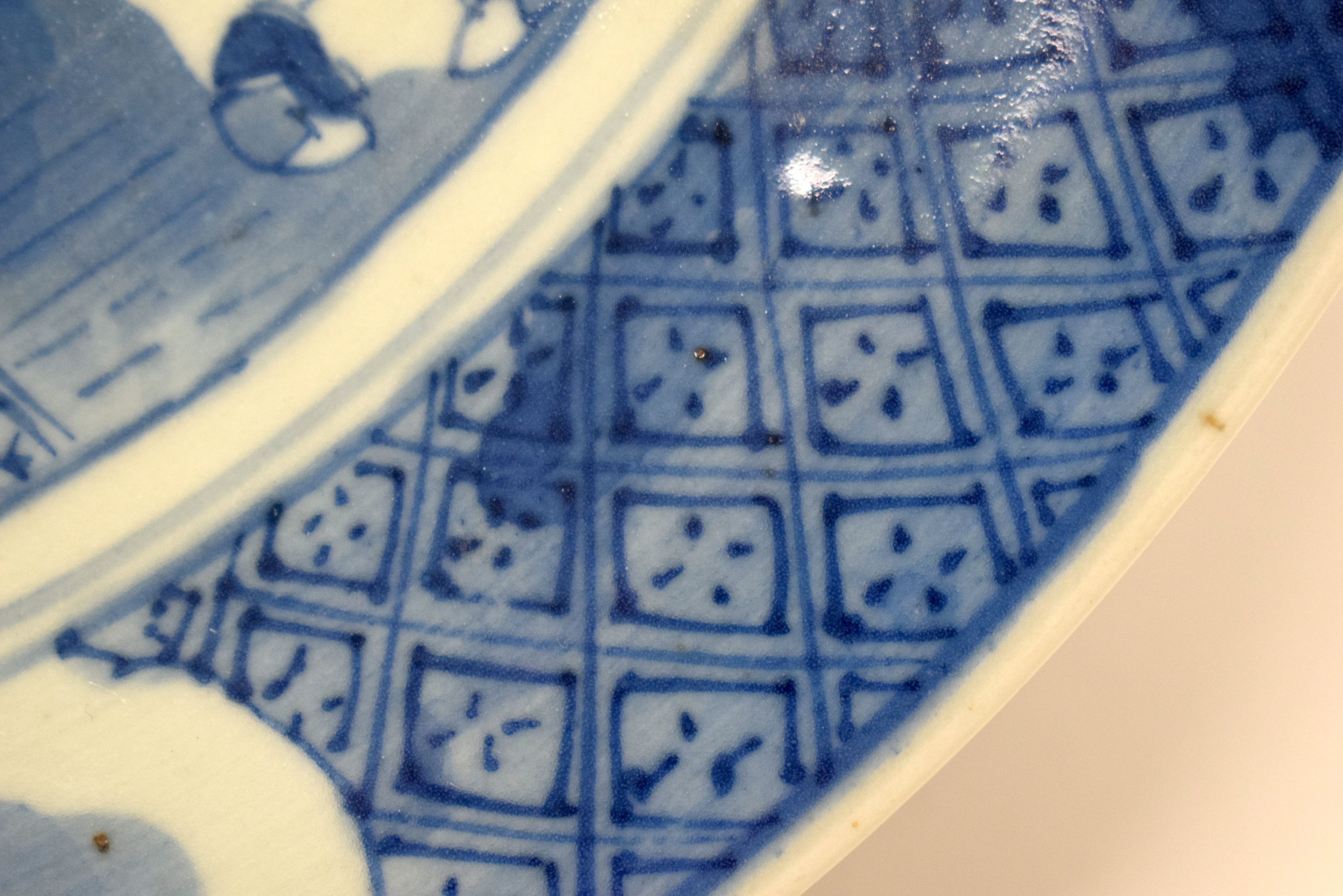 A LARGE 19TH CENTURY CHINESE BLUE AND WHITE PORCELAIN DISH Qing, painted with landscapes. 28.5 cm di - Bild 9 aus 20