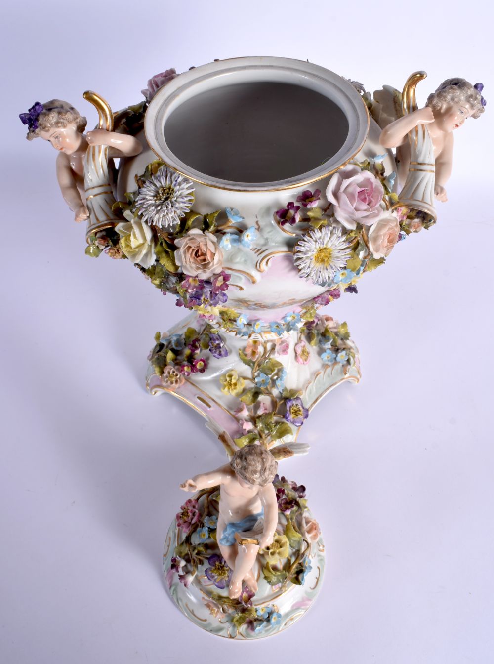 A LARGE EARLY 20TH CENTURY GERMAN PORCELAIN VASE AND COVER with figural cherub supports. 42 cm x 24 - Bild 7 aus 9