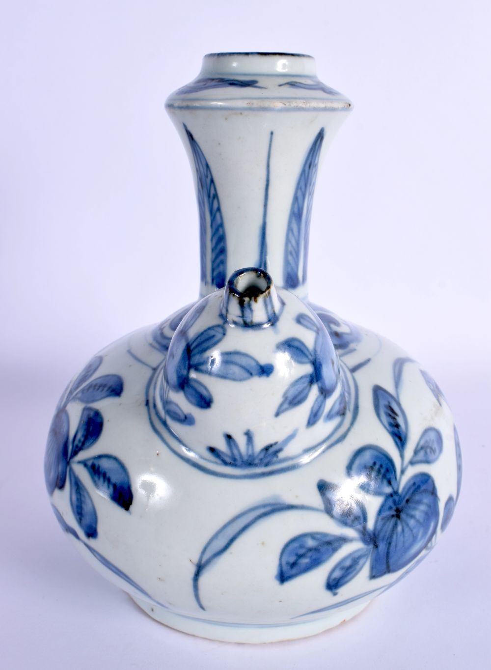 A 17TH CENTURY CHINESE BLUE AND WHITE PORCELAIN KENDI Ming, painted with birds amongst foliage and v - Bild 2 aus 17