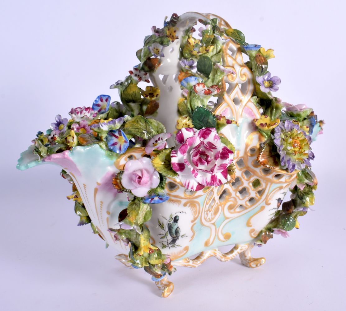 A MID 19TH CENTURY CONTINENTAL PORCELAIN BASKET encrusted all over with foliage, painted with birds. - Bild 3 aus 6