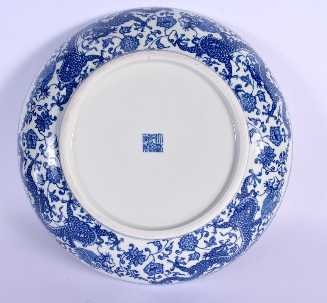 A LARGE CHINESE BLUE AND WHITE PORCELAIN DRAGON DISH 20th Century, bearing Qianlong marks to base. 3 - Bild 2 aus 2