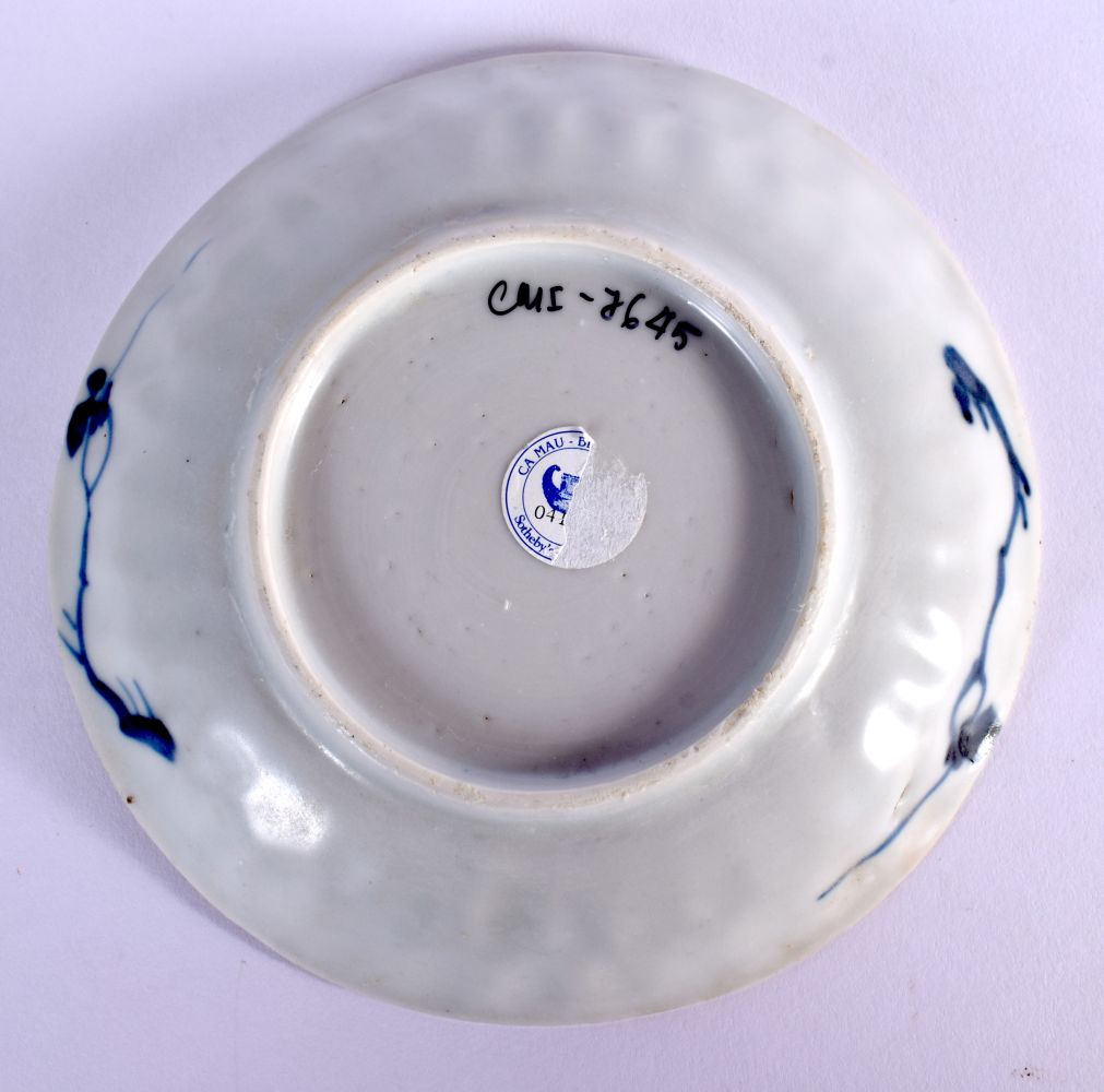A LARGE 17TH/18TH CENTURY CHINESE CA MAU BLUE AND WHITE SAUCER painted with a bird and flowers. 11 c - Bild 2 aus 2