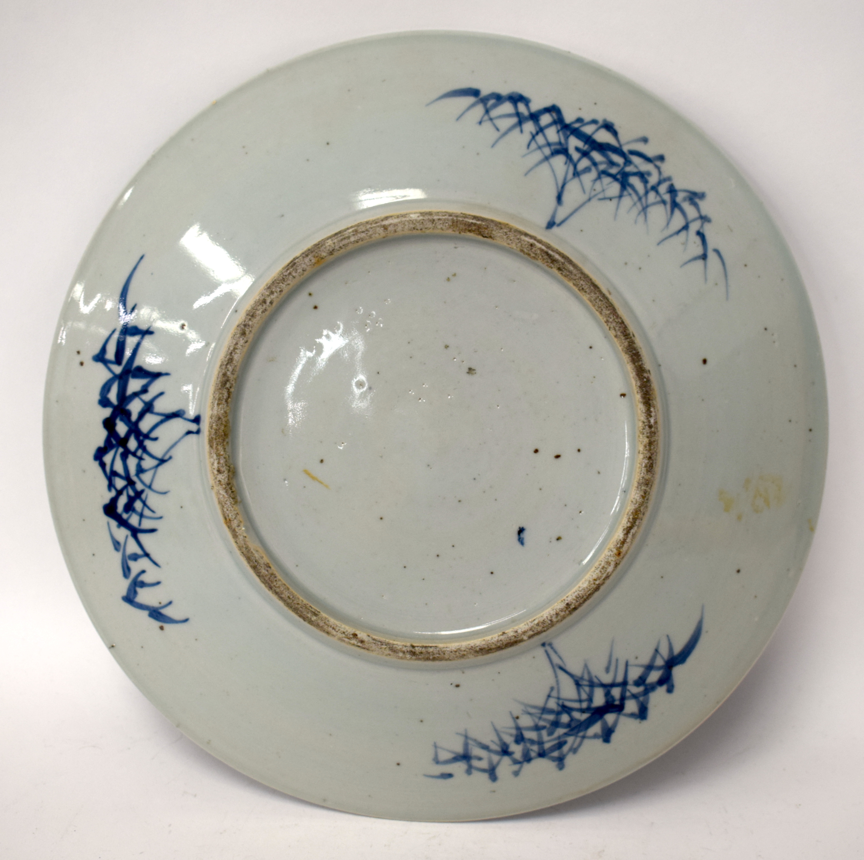 A LARGE 19TH CENTURY CHINESE BLUE AND WHITE PORCELAIN DISH Qing, painted with landscapes. 28.5 cm di - Bild 15 aus 20