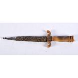 A VERY RARE EARLY 20TH CENTURY EUROPEAN CARVED RHINOCEROS HORN HANDLED KNIFE with shagreen case. 24