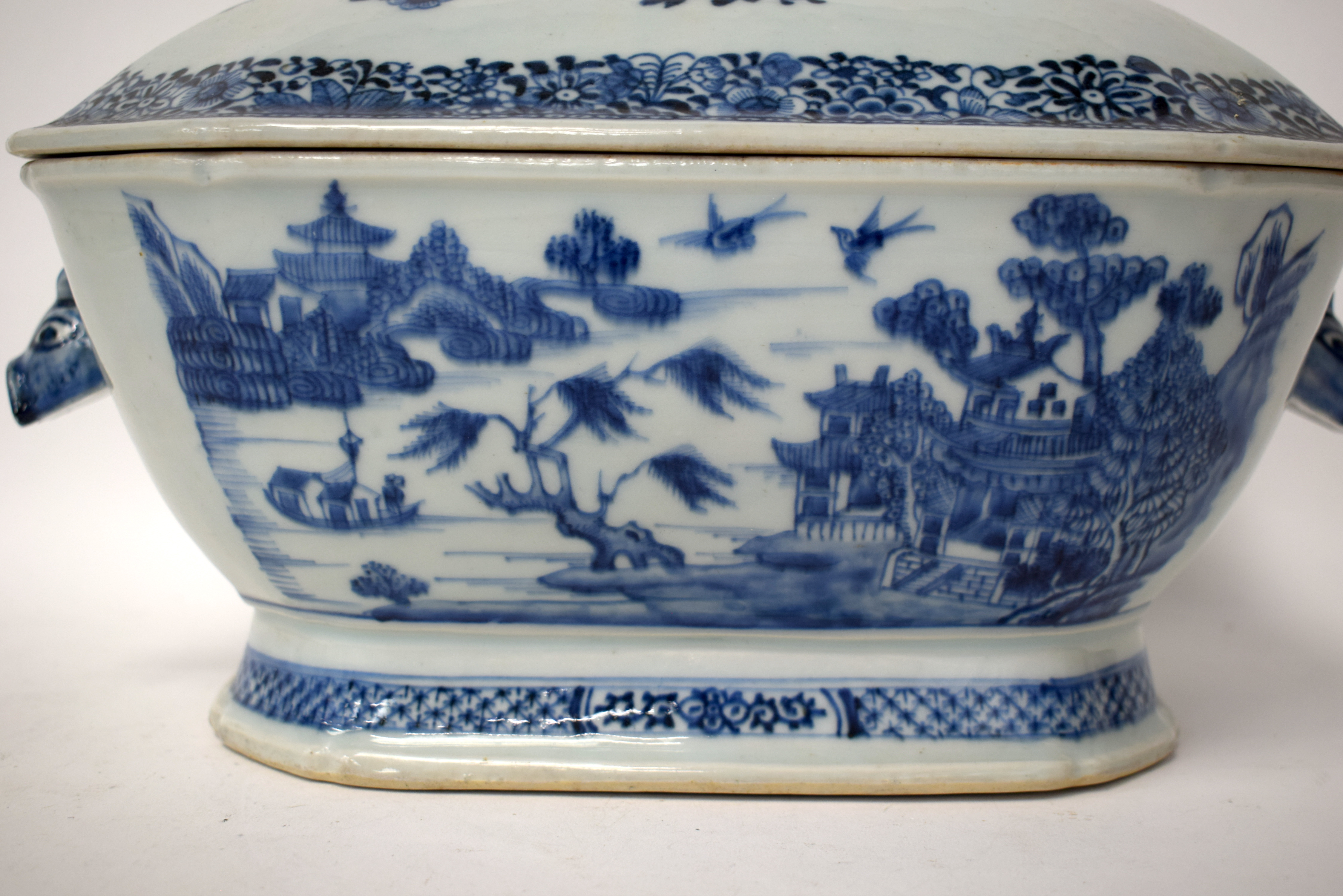 A GOOD LARGE 18TH CENTURY CHINESE BLUE AND WHITE EXPORT TUREEN AND COVER with matching stand. 38 cm - Bild 12 aus 40