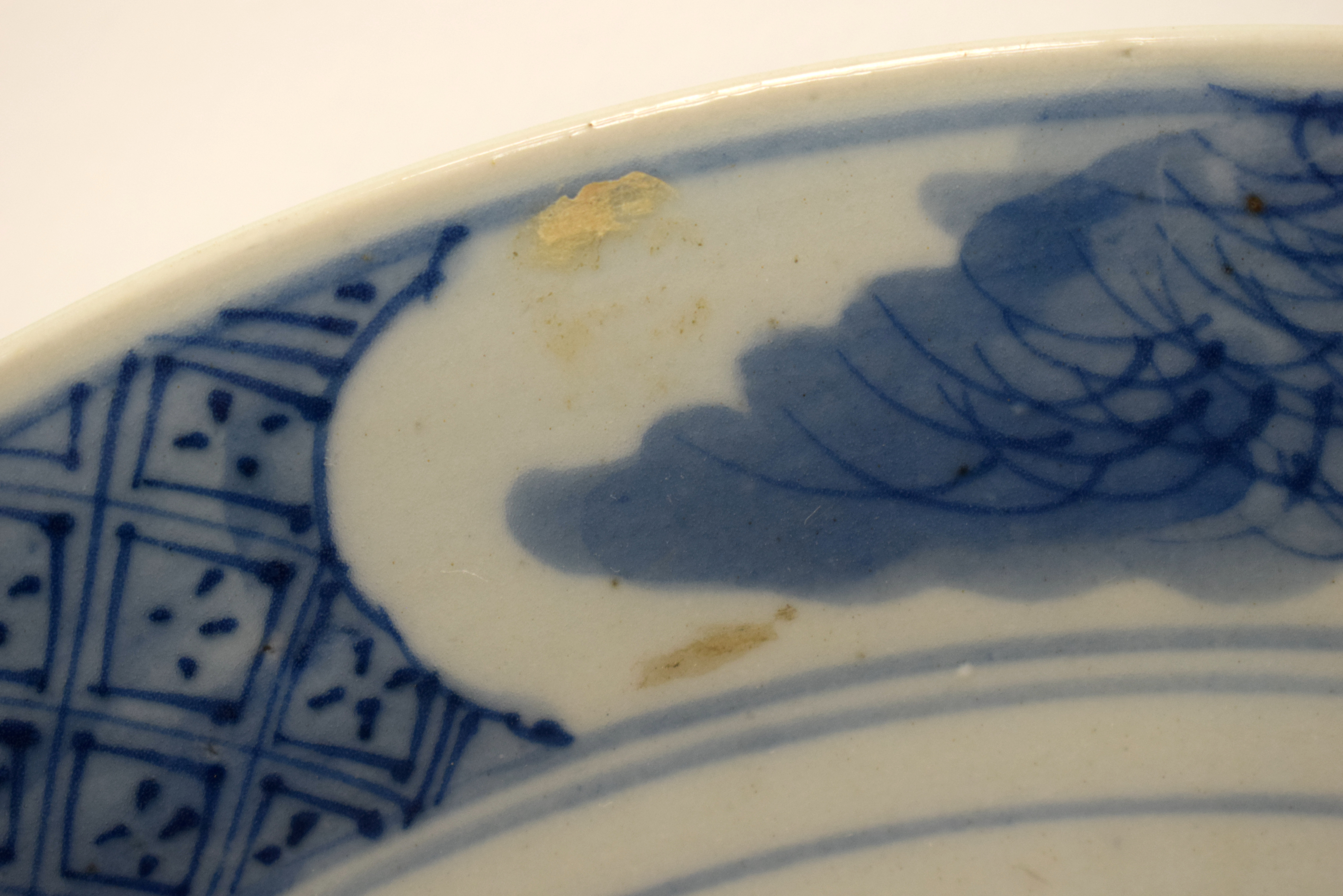 A LARGE 19TH CENTURY CHINESE BLUE AND WHITE PORCELAIN DISH Qing, painted with landscapes. 28.5 cm di - Bild 12 aus 20