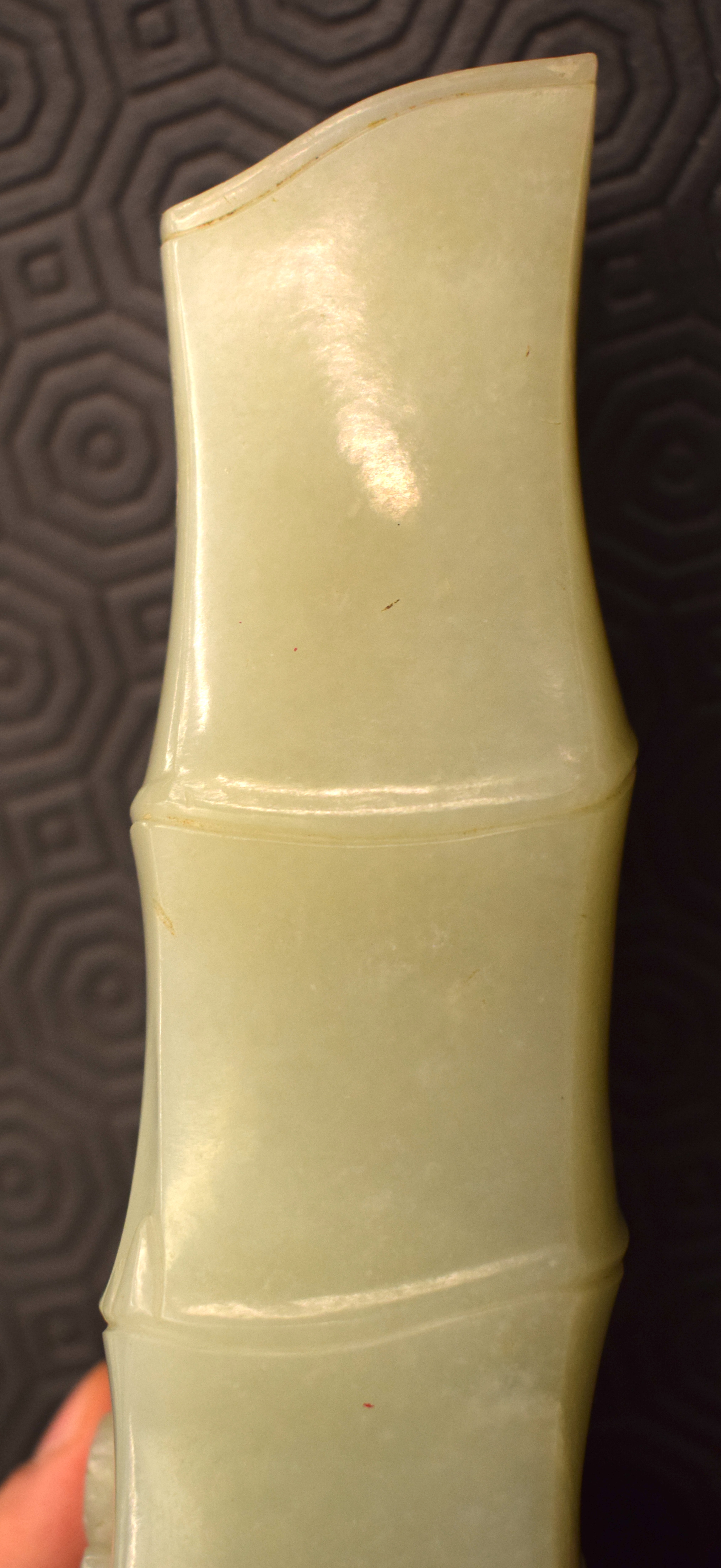 A FINE 19TH CENTURY CHINESE CARVED GREEN JADE VASE Qing, overlaid with phoenix birds and lingzhi fun - Bild 7 aus 16