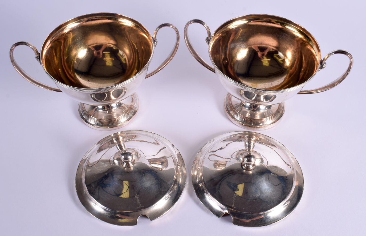 A PAIR OF EARLY 19TH CENTURY OLD SHEFFIELD PLATED TUREENS AND COVERS. 19 cm x 17 cm. - Bild 3 aus 4