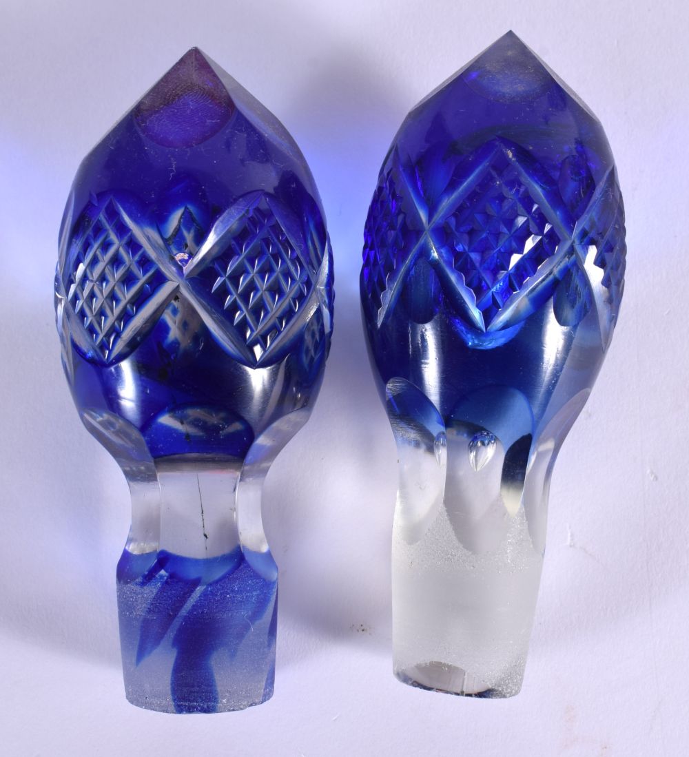 A PAIR OF BOHEMIAN BLUE FLASH DECANTERS with stoppers, together with a vase & bells. Largest 34 cm h - Bild 3 aus 7