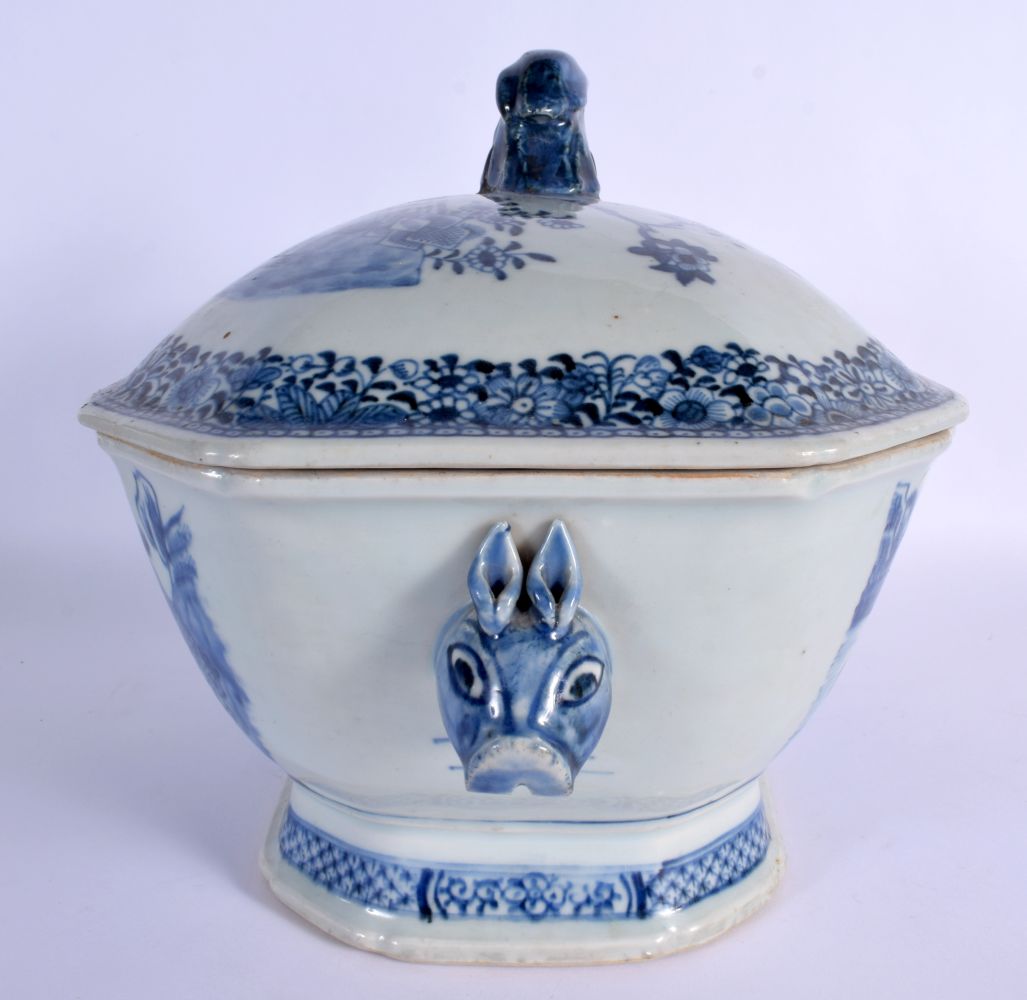 A GOOD LARGE 18TH CENTURY CHINESE BLUE AND WHITE EXPORT TUREEN AND COVER with matching stand. 38 cm - Bild 5 aus 40