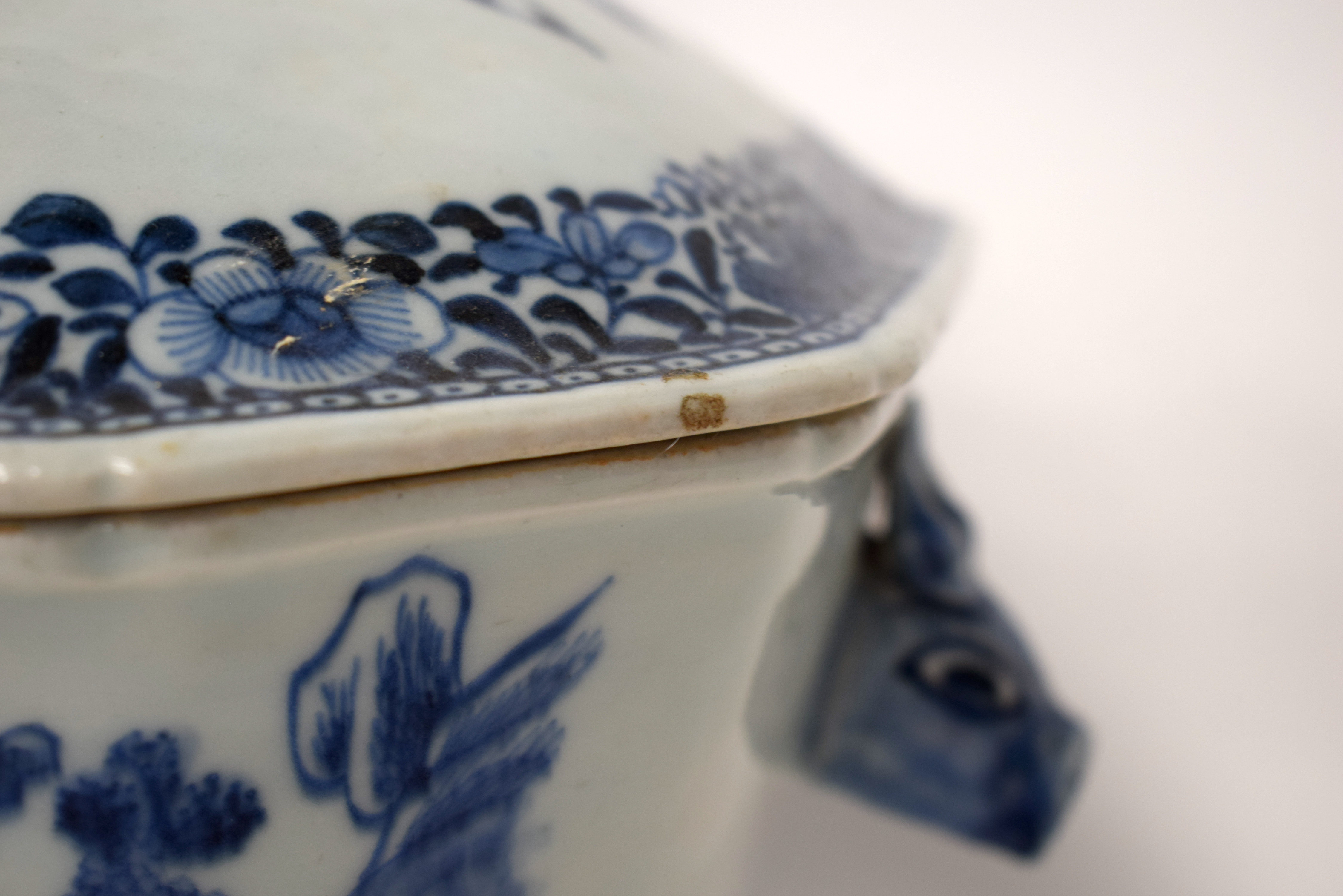 A GOOD LARGE 18TH CENTURY CHINESE BLUE AND WHITE EXPORT TUREEN AND COVER with matching stand. 38 cm - Bild 14 aus 40