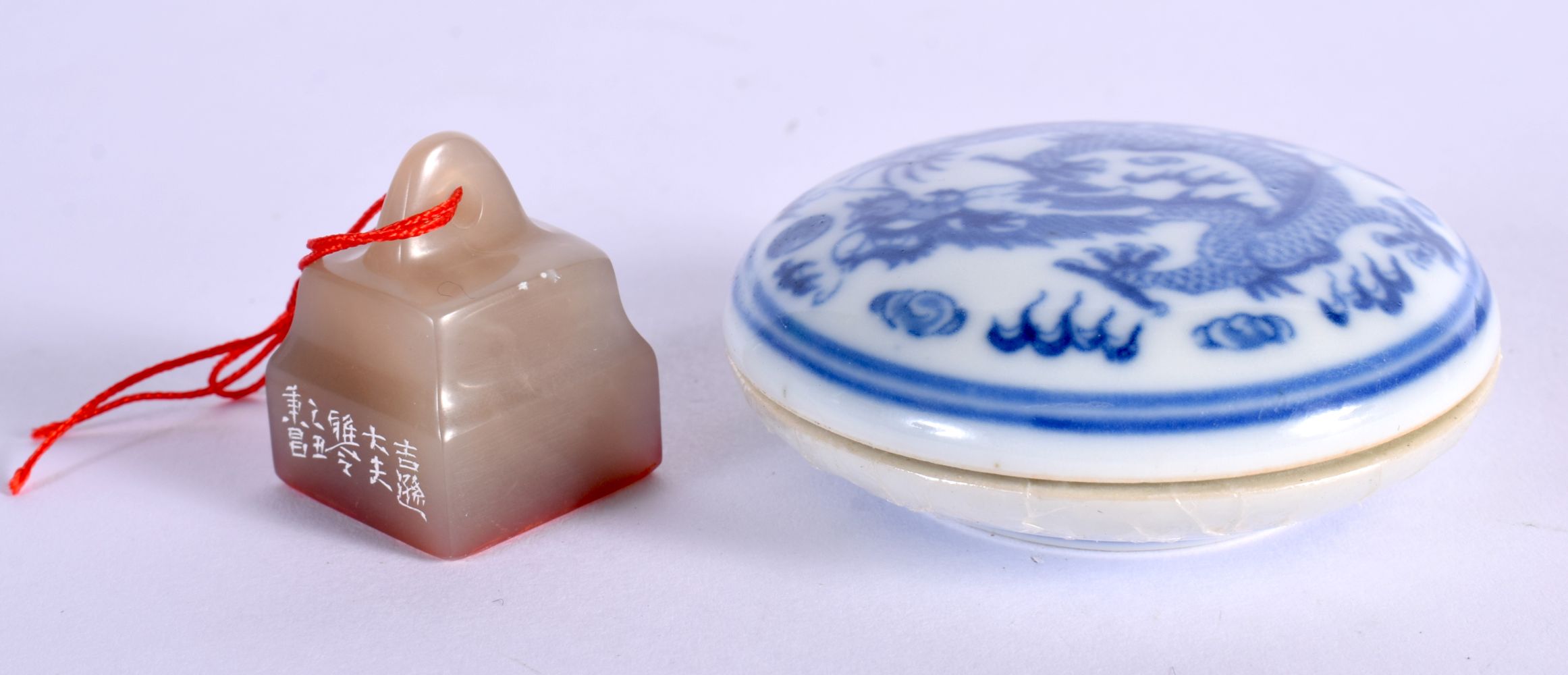 AN EARLY 20TH CENTURY CHINESE CARVED SOAPSTONE SEAL together with a paste box. (2) - Bild 2 aus 5