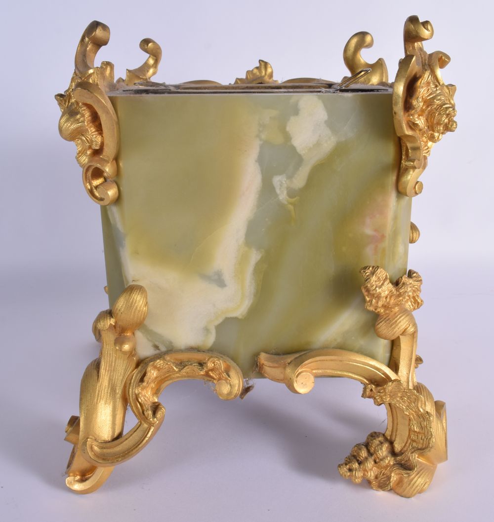 A FINE EARLY 20TH CENTURY FRENCH ORMOLU AND ONYX SQUARE FORM VASE overlaid with foliage and vines. 2 - Bild 3 aus 6