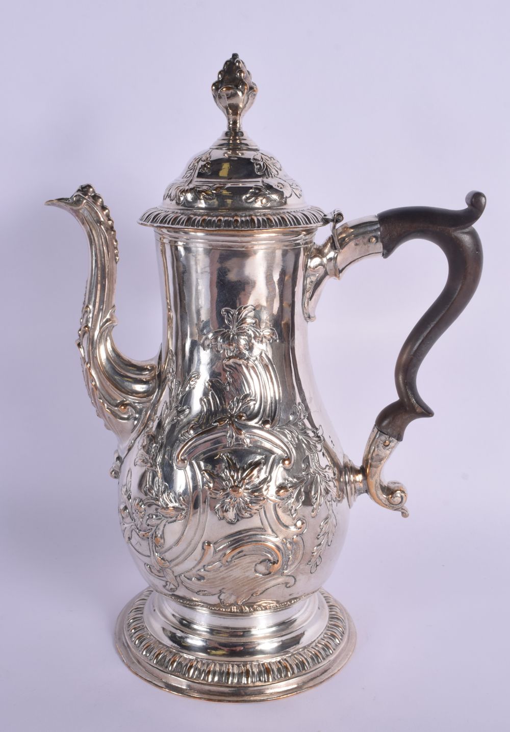 AN EARLY 19TH CENTURY OLD SHEFFIELD PLATED COFFEE POT AND COVER decorated with foliage and vines. 28 - Bild 2 aus 3