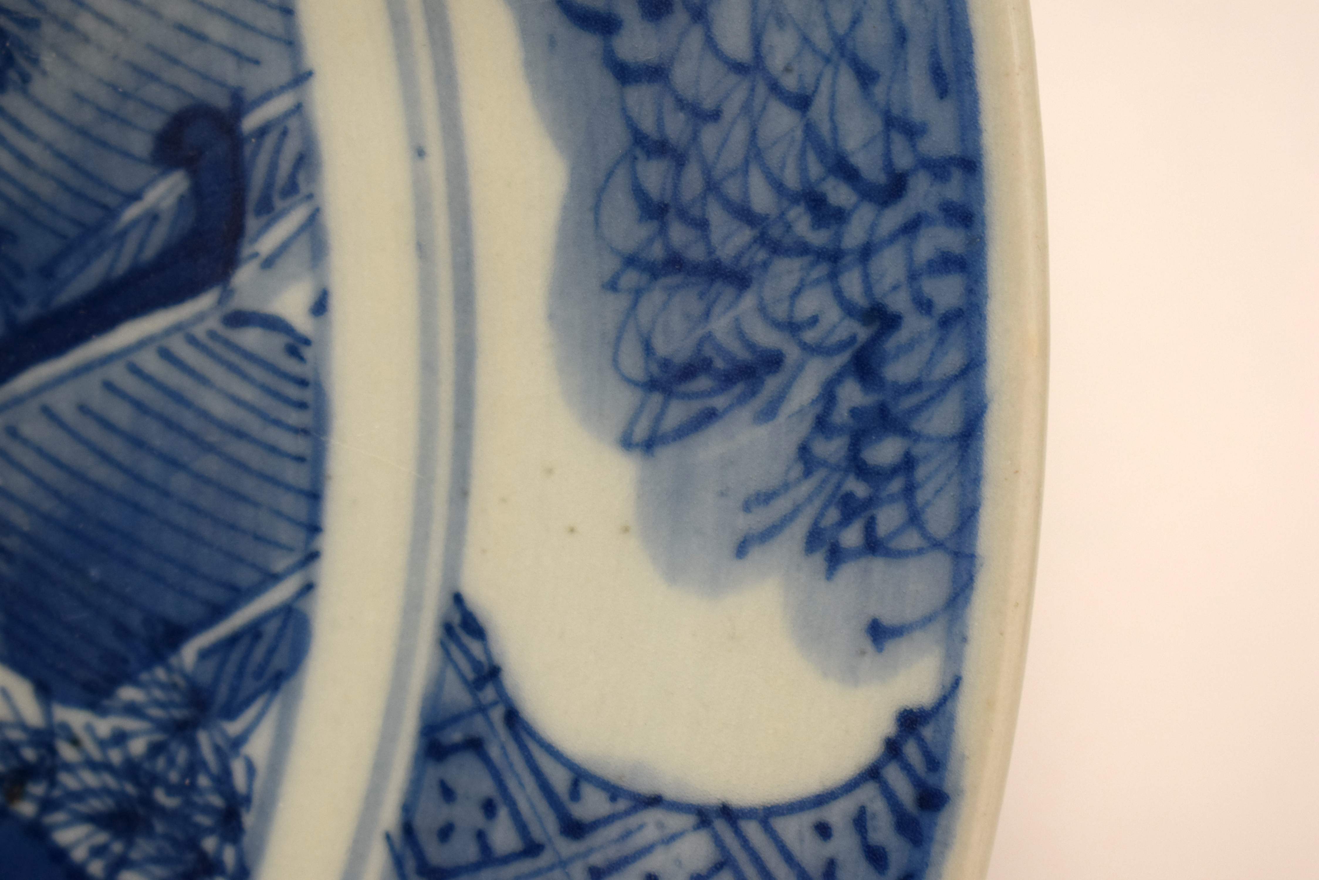 A LARGE 19TH CENTURY CHINESE BLUE AND WHITE PORCELAIN DISH Qing, painted with landscapes. 28.5 cm di - Bild 10 aus 20