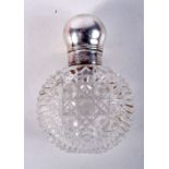 A VICTORIAN SILVER TOPPED SCENT BOTTLE. Hallmarked Birmingham 1887, 5.6cm x 3.8cm x 2.3cm, weight