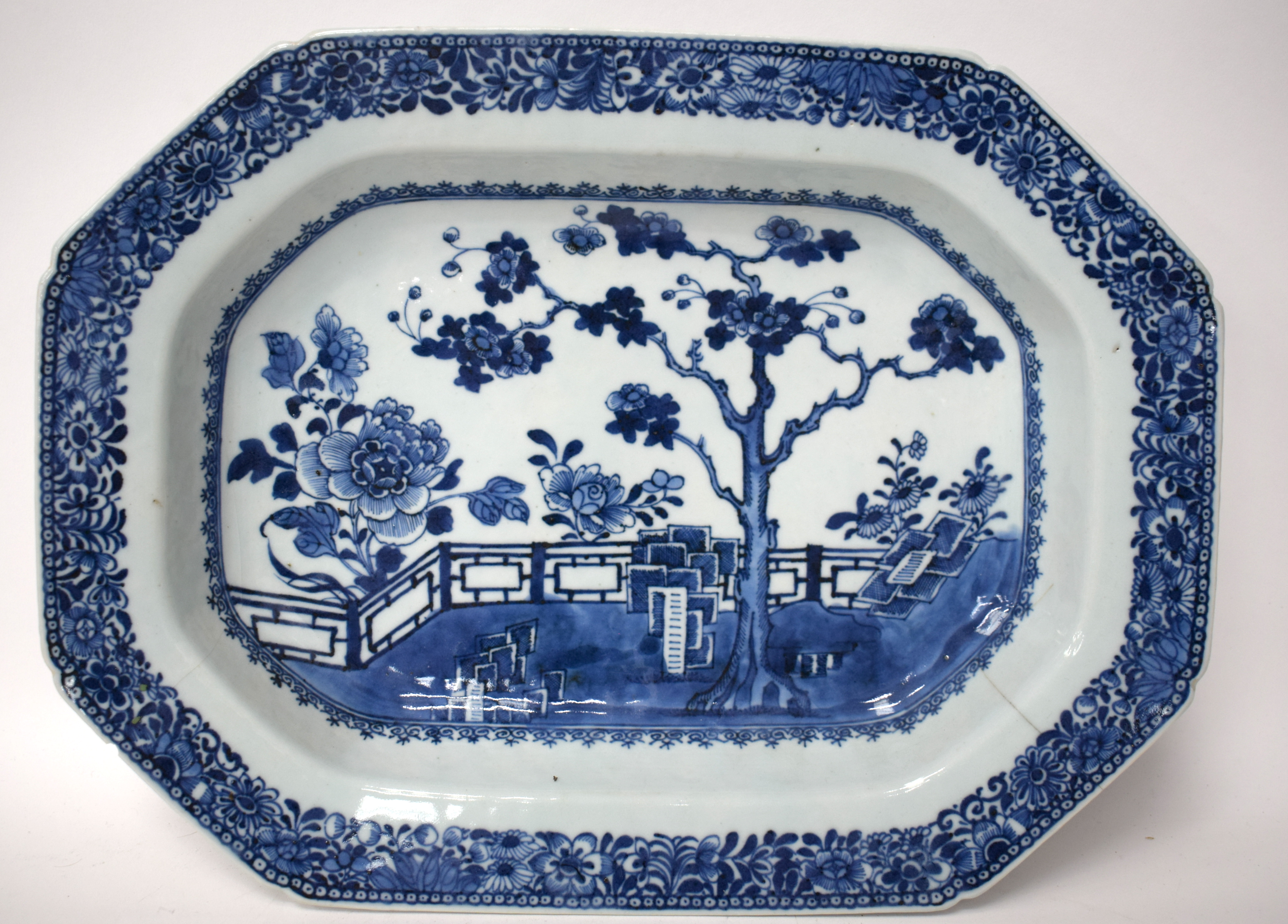 A GOOD LARGE 18TH CENTURY CHINESE BLUE AND WHITE EXPORT TUREEN AND COVER with matching stand. 38 cm - Bild 34 aus 40