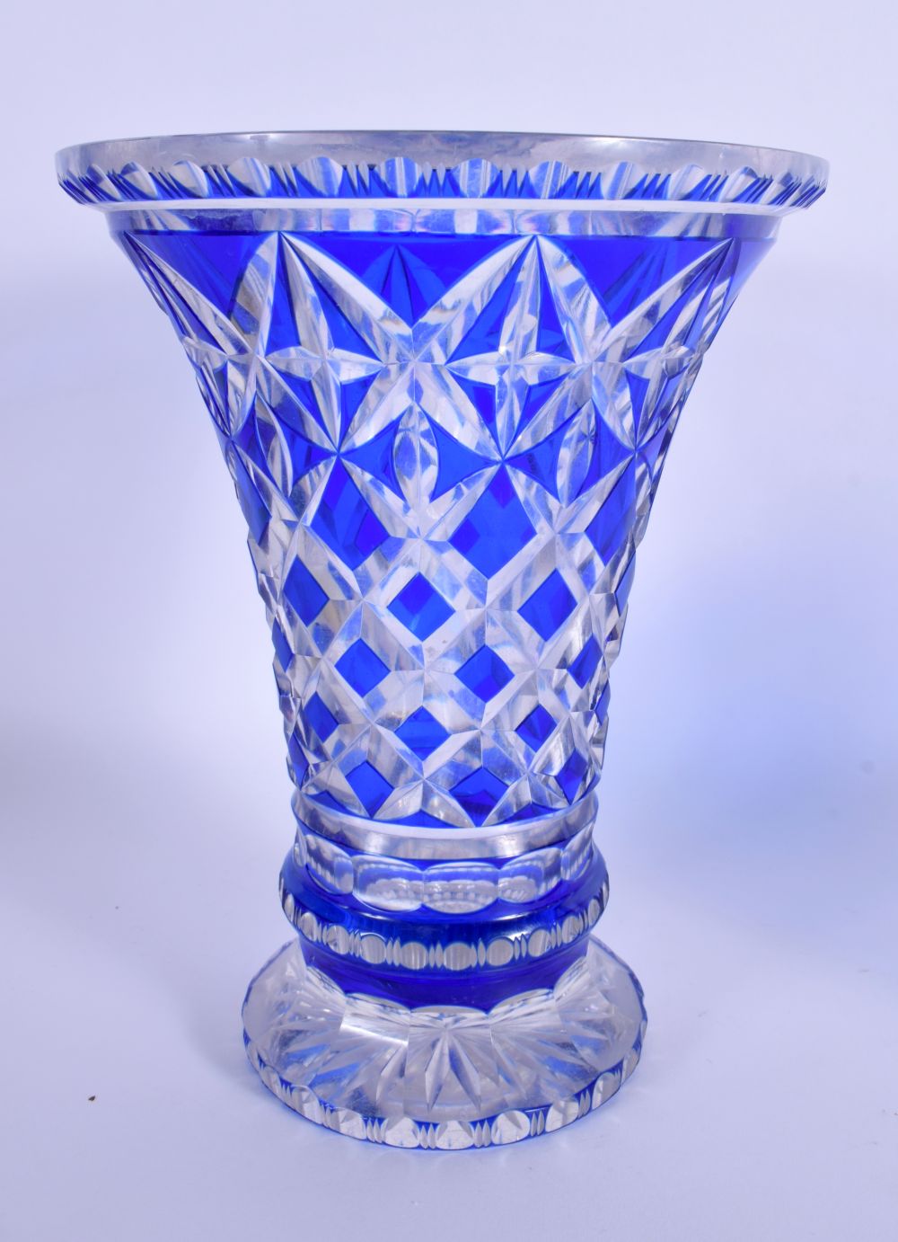 FOUR BOHEMIAN BLUE FLASH GLASS ITEMS including a thistle cut bowl. Largest 30 cm high. (4) - Bild 2 aus 11