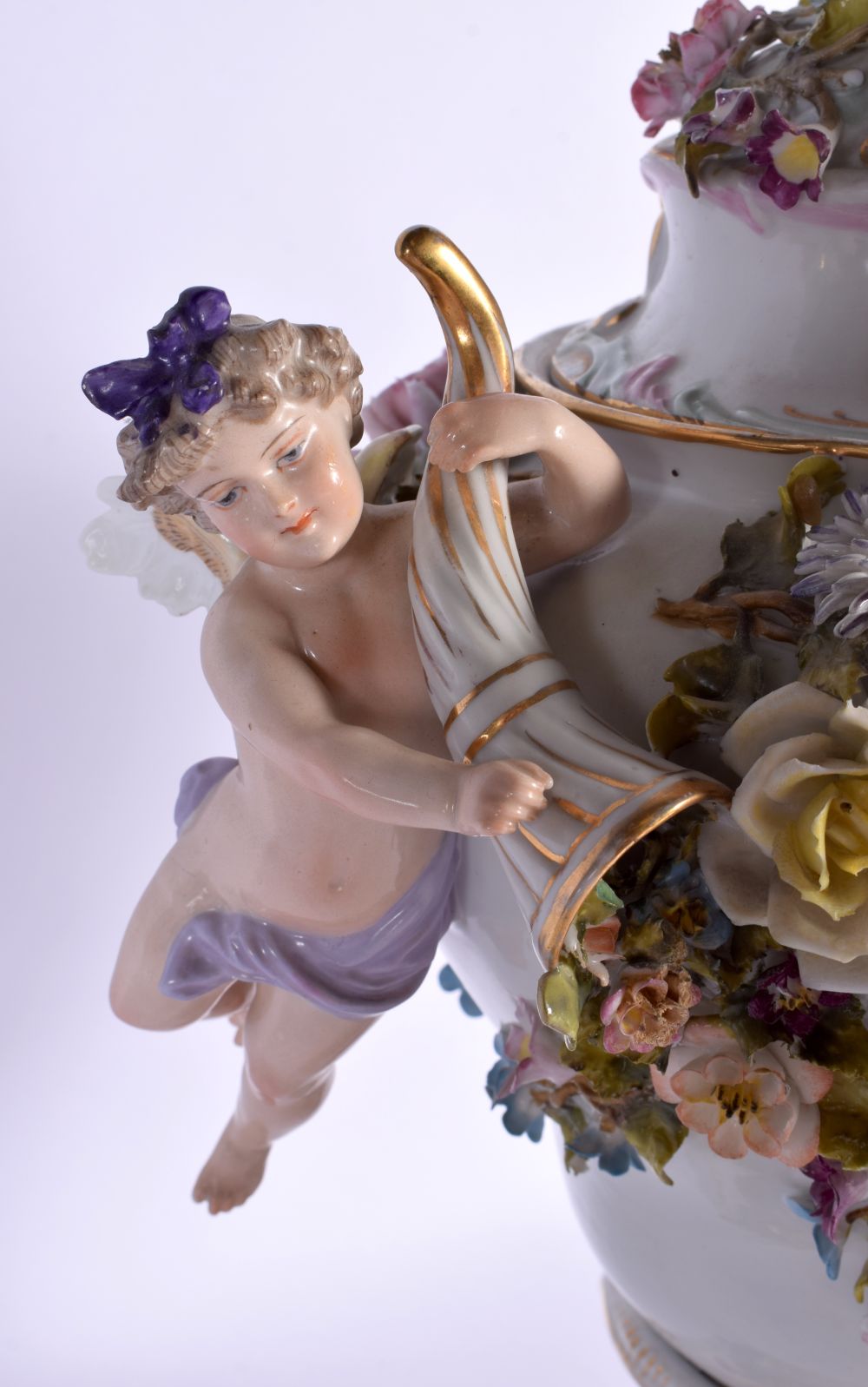 A LARGE EARLY 20TH CENTURY GERMAN PORCELAIN VASE AND COVER with figural cherub supports. 42 cm x 24 - Bild 4 aus 9