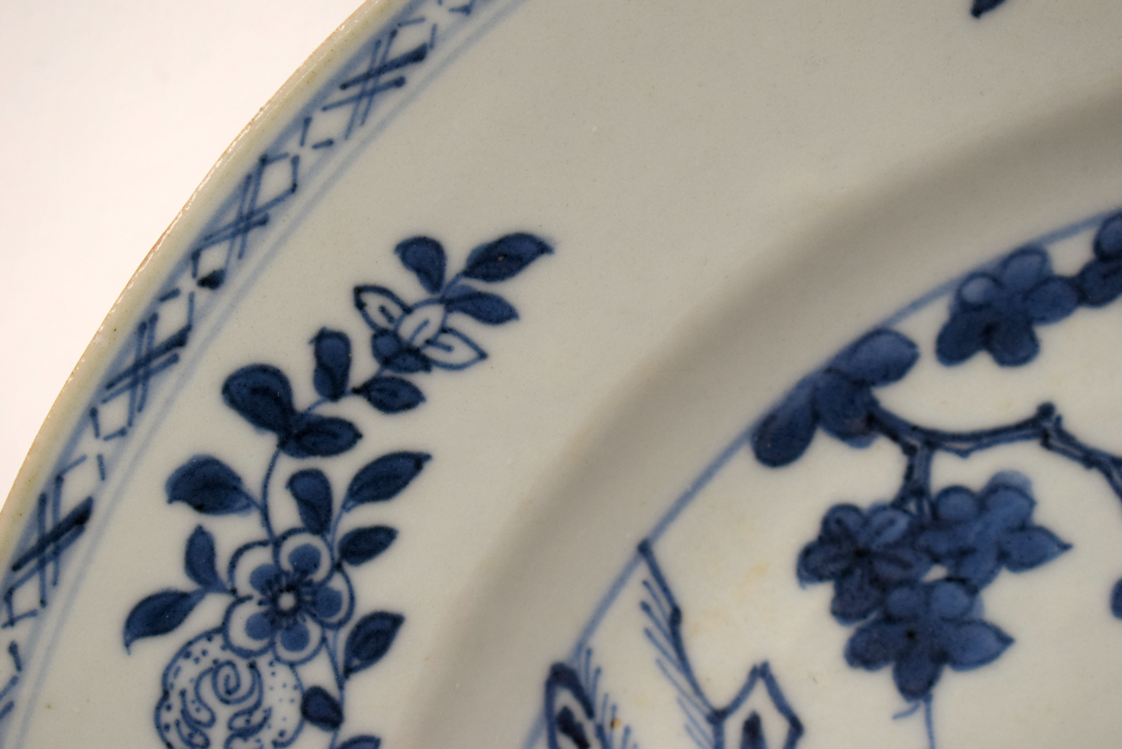 A LARGE EARLY 18TH CENTURY CHINESE BLUE AND WHITE PORCELAIN DISH Yongzheng. 28 cm diameter. - Bild 9 aus 15