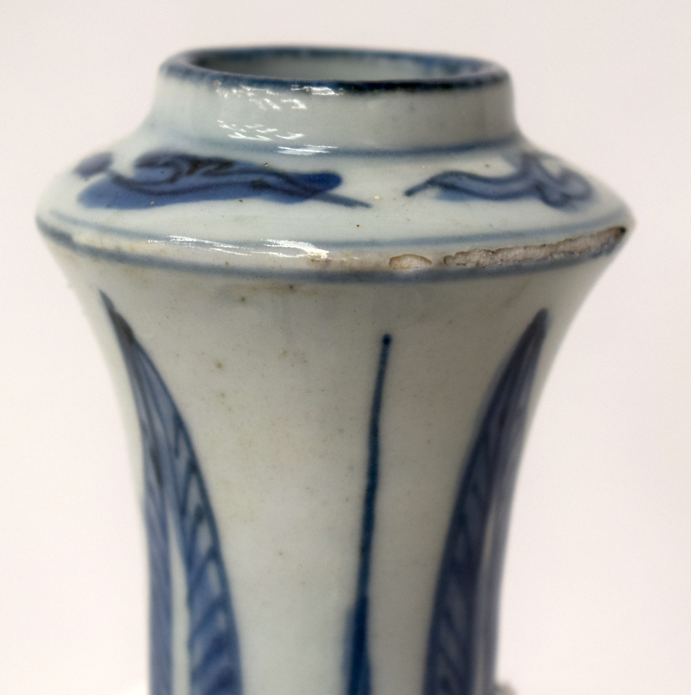 A 17TH CENTURY CHINESE BLUE AND WHITE PORCELAIN KENDI Ming, painted with birds amongst foliage and v - Bild 12 aus 17