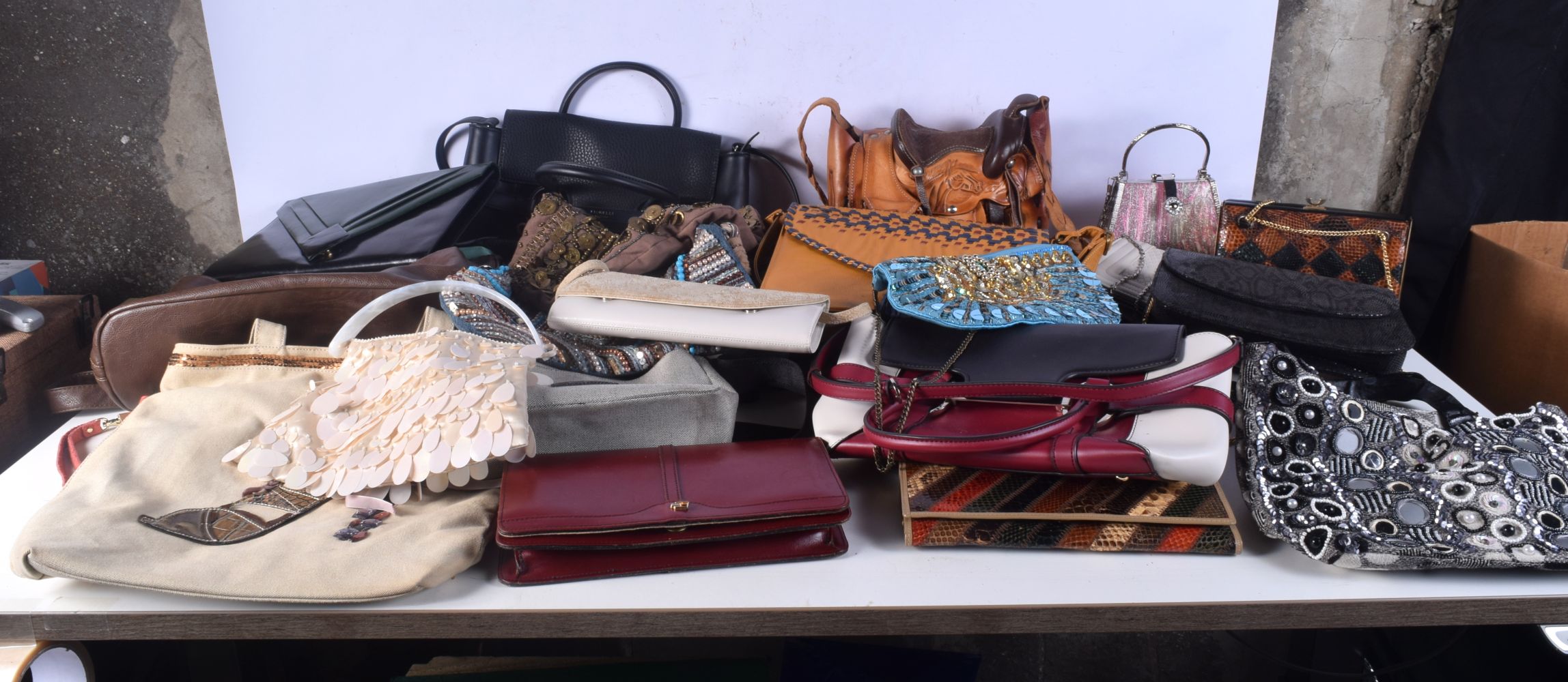 A 29 vintage ladies handbags Betty Barclay,Misako,Fiorelli, etc(2) .