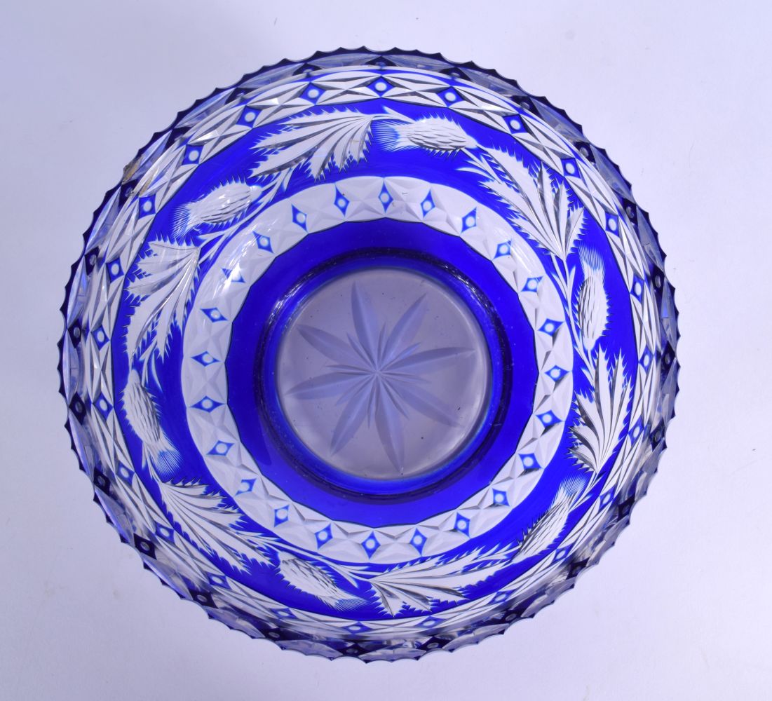 FOUR BOHEMIAN BLUE FLASH GLASS ITEMS including a thistle cut bowl. Largest 30 cm high. (4) - Bild 8 aus 11