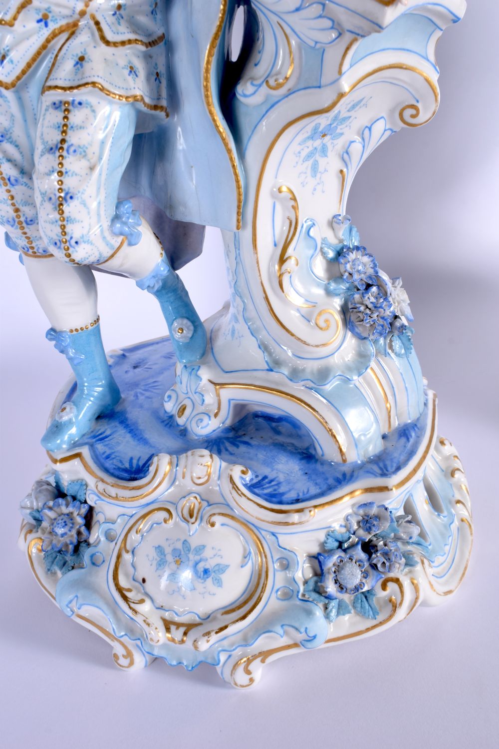 A GOOD LARGE PAIR OF 19TH CENTURY GERMAN BLUE AND WHITE PORCELAIN FIGURES modelled as a female and f - Bild 5 aus 11