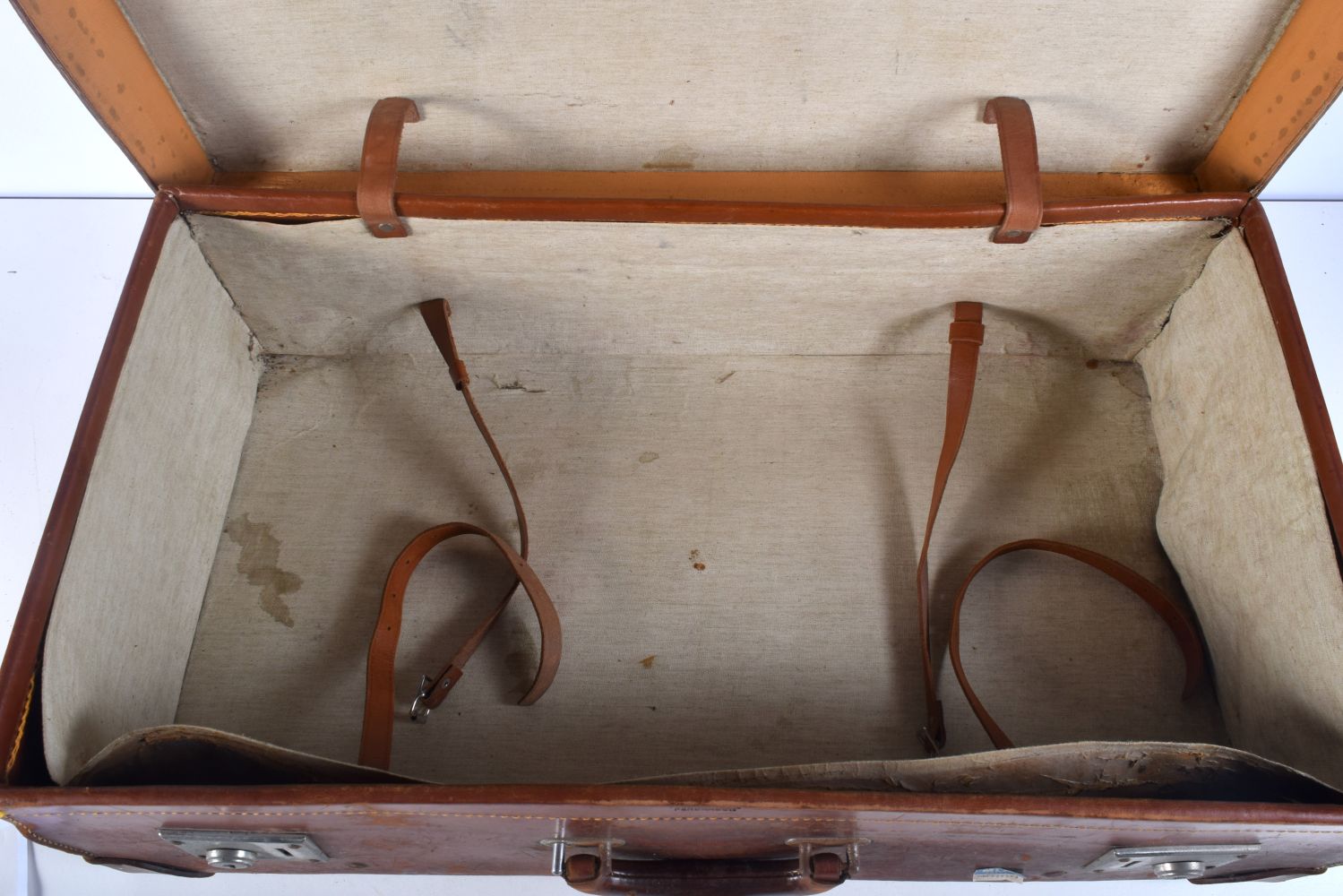 A VINTAGE LEATHER SUITCASE. 70 cm x 38 cm x 18 cm. - Image 3 of 4