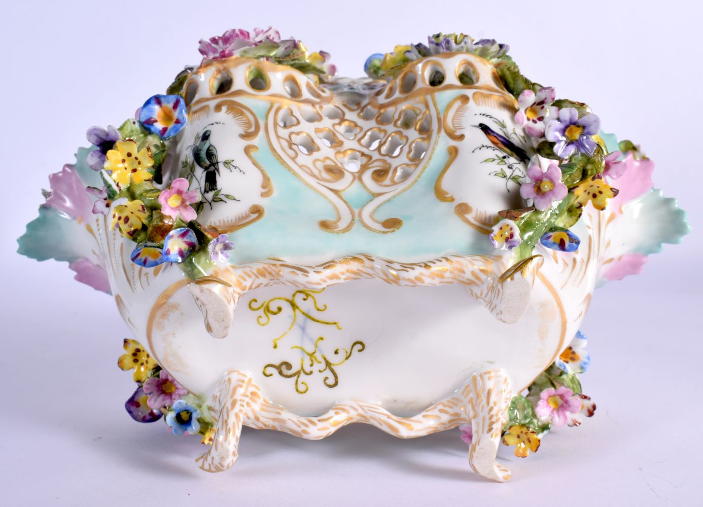 A MID 19TH CENTURY CONTINENTAL PORCELAIN BASKET encrusted all over with foliage, painted with birds. - Bild 6 aus 6