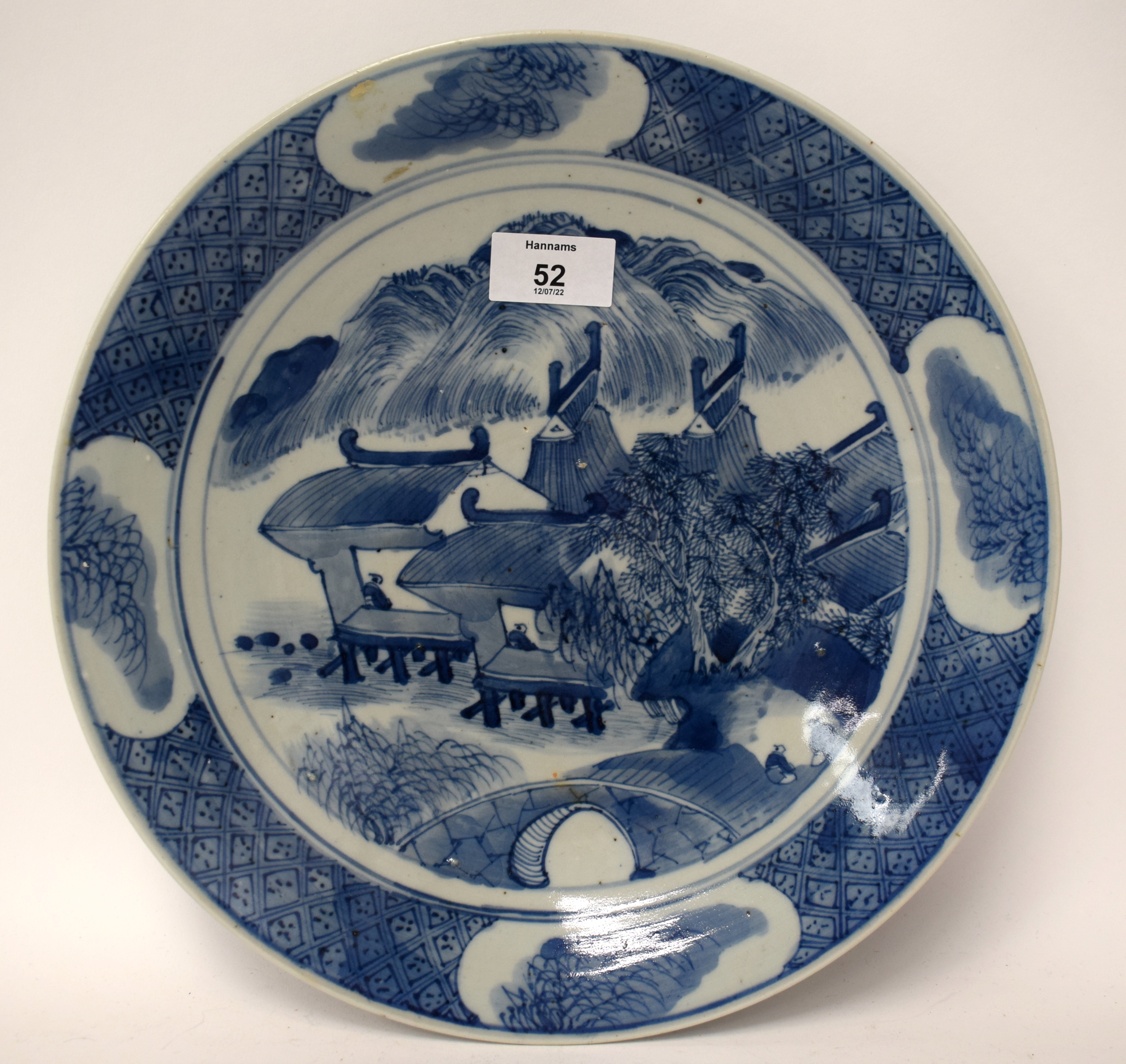 A LARGE 19TH CENTURY CHINESE BLUE AND WHITE PORCELAIN DISH Qing, painted with landscapes. 28.5 cm di - Bild 3 aus 20