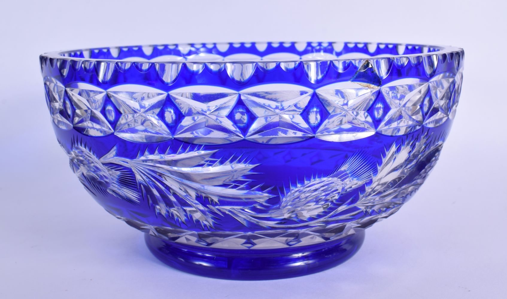 FOUR BOHEMIAN BLUE FLASH GLASS ITEMS including a thistle cut bowl. Largest 30 cm high. (4) - Bild 6 aus 11