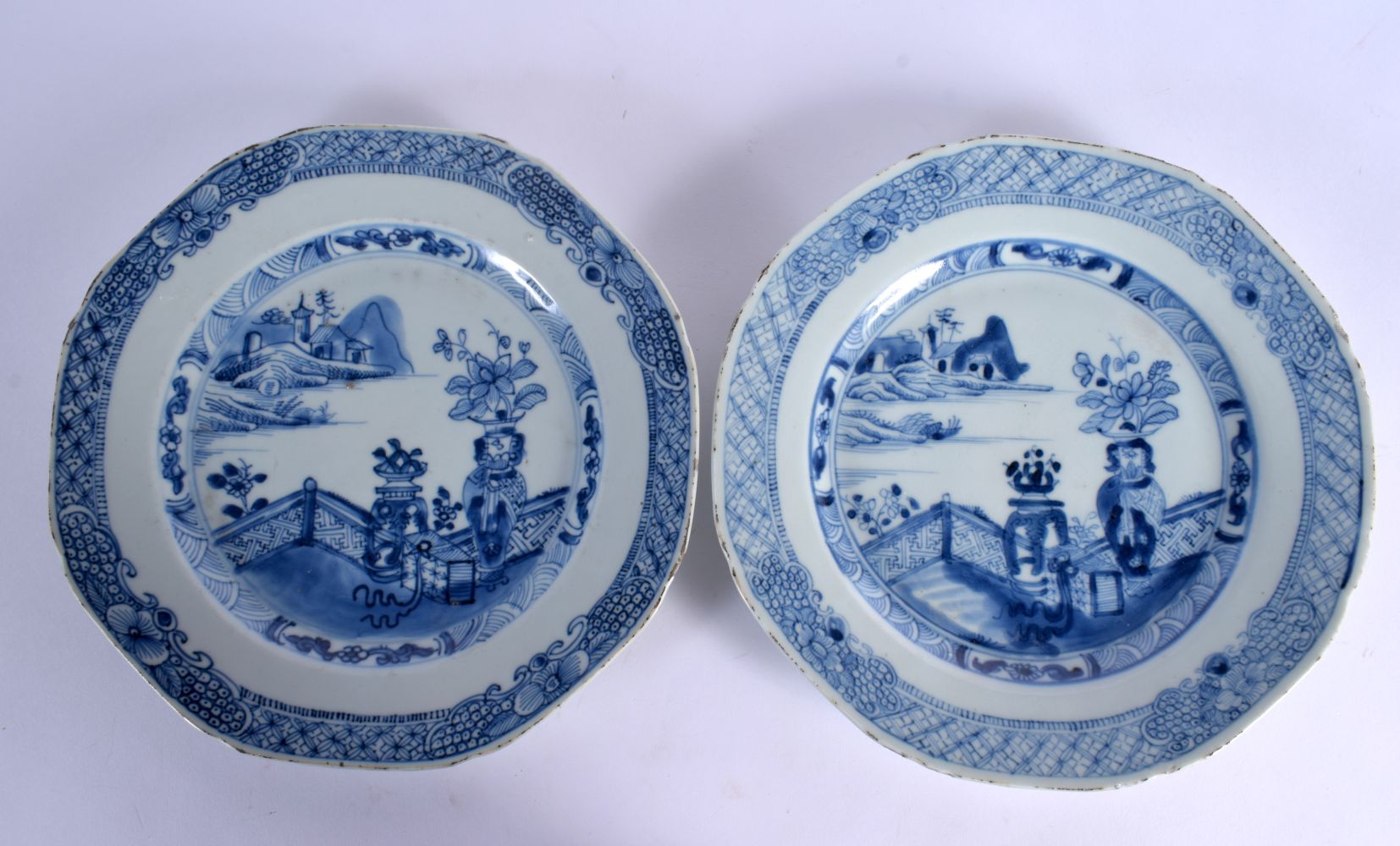 A PAIR OF 18TH CENTURY CHINESE EXPORT BLUE AND WHITE PLATES Qianlong. 23.5 cm wide.