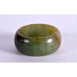 AN EARLY 20TH CENTURY CHINESE CARVED JADE RING Late Qing/Republic. 2.5 cm wide.